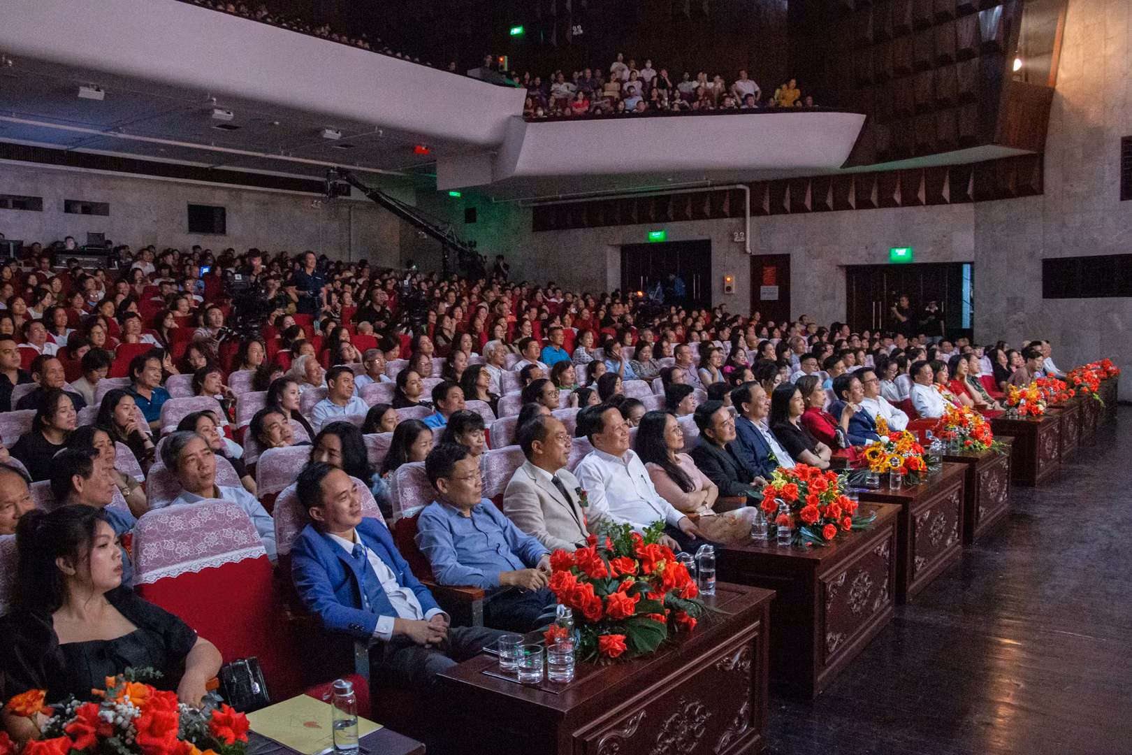 Các tiết mục nối tiếp nhau tạo nên một chương trình hấp dẫn, lôi cuốn khiến khán giả không thể rời mắt khỏi sân khấu. Các tiết mục nối tiếp nhau tạo nên một chương trình hấp dẫn, lôi cuốn khiến khán giả không thể rời mắt khỏi sân khấu.