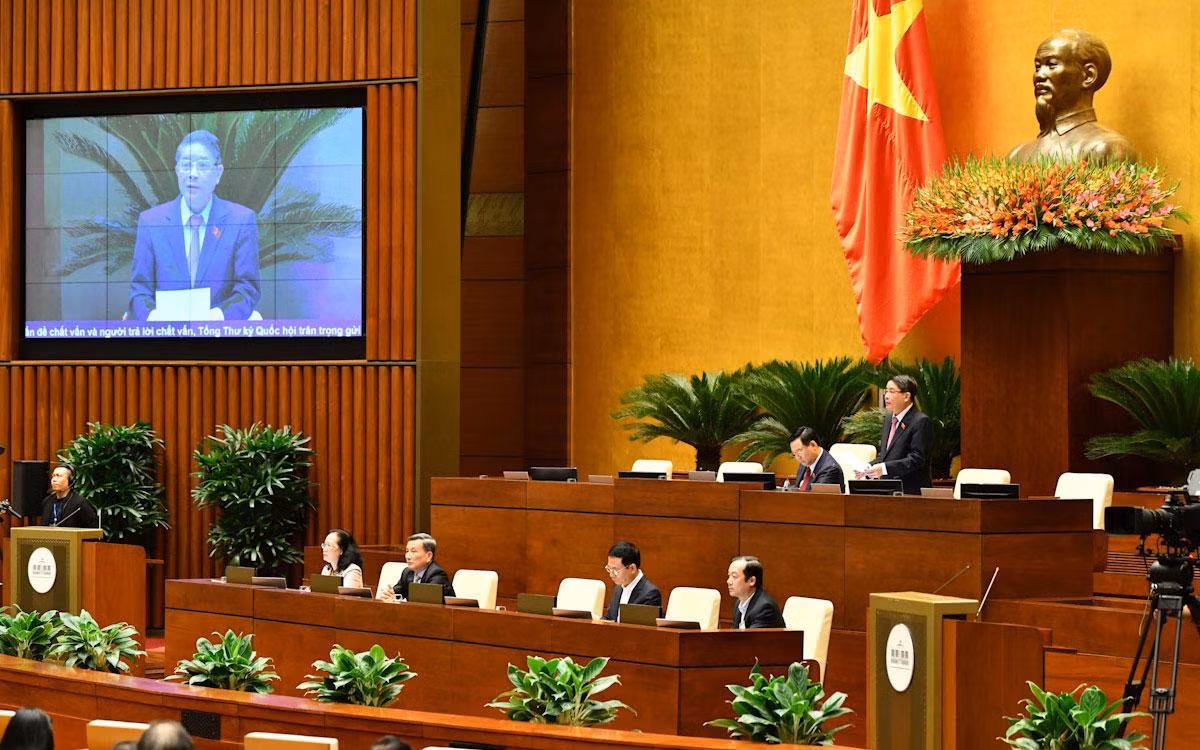 Cũng tại phiên họp, Quốc hội tiến hành thảo luận ở hội trường về một số nội dung còn ý kiến khác nhau của dự án Luật sửa đổi, bổ sung một số điều của Luật Tần số vô tuyến điện dưới sự chủ trì của Phó Chủ tịch Quốc hội Nguyễn Đức Hải.