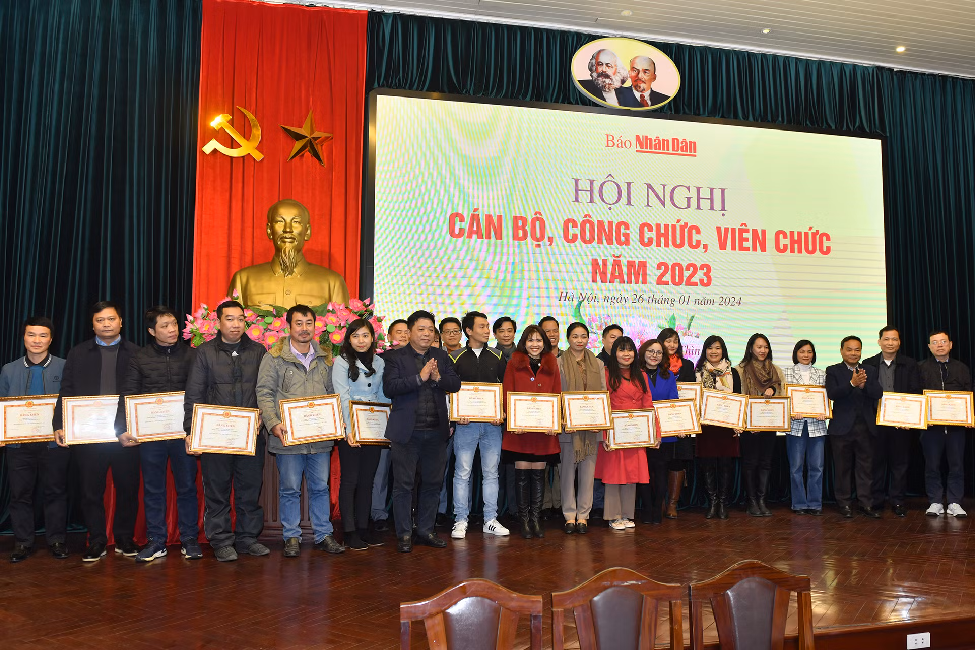 Các cá nhân xuất sắc nhận bằng khen của Tổng Biên tập Báo Nhân Dân.