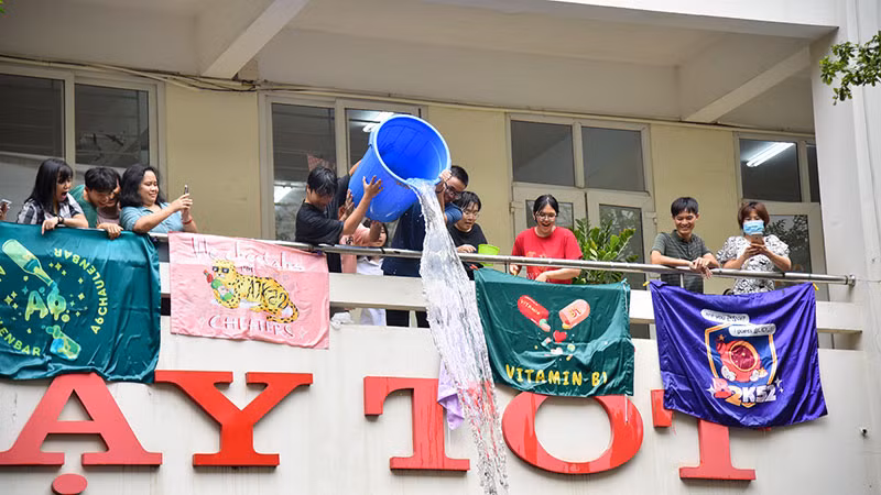Chiến thuật tấn công từ trên cao gây không ít bất ngờ cho những “đối thủ”, thầy cô và các bậc phụ huynh chung quanh. Chiến thuật tấn công từ trên cao gây không ít bất ngờ cho những “đối thủ”, thầy cô và các bậc phụ huynh chung quanh.