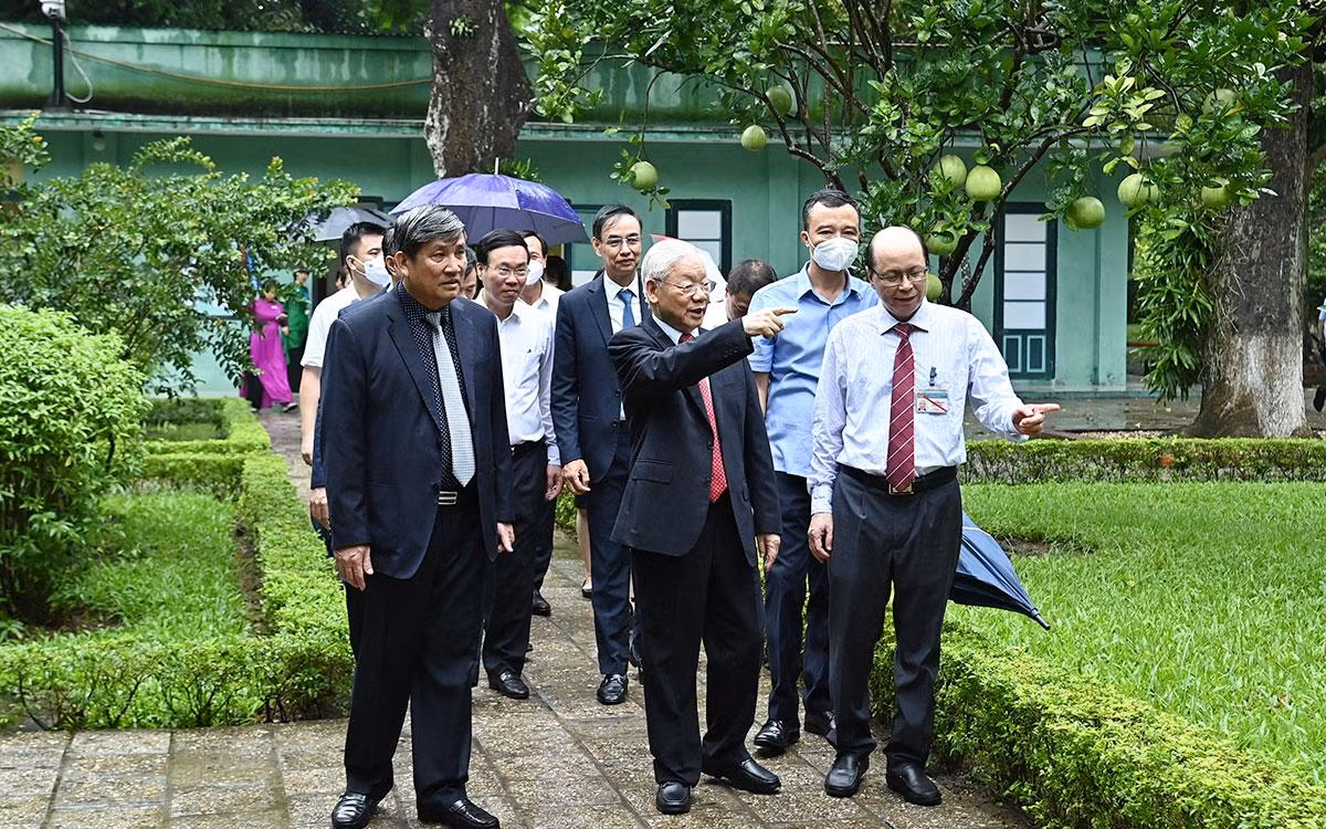 Tổng Bí thư Nguyễn Phú Trọng thăm khuôn viên Khu Di tích Chủ tịch Hồ Chí Minh tại Phủ Chủ tịch.