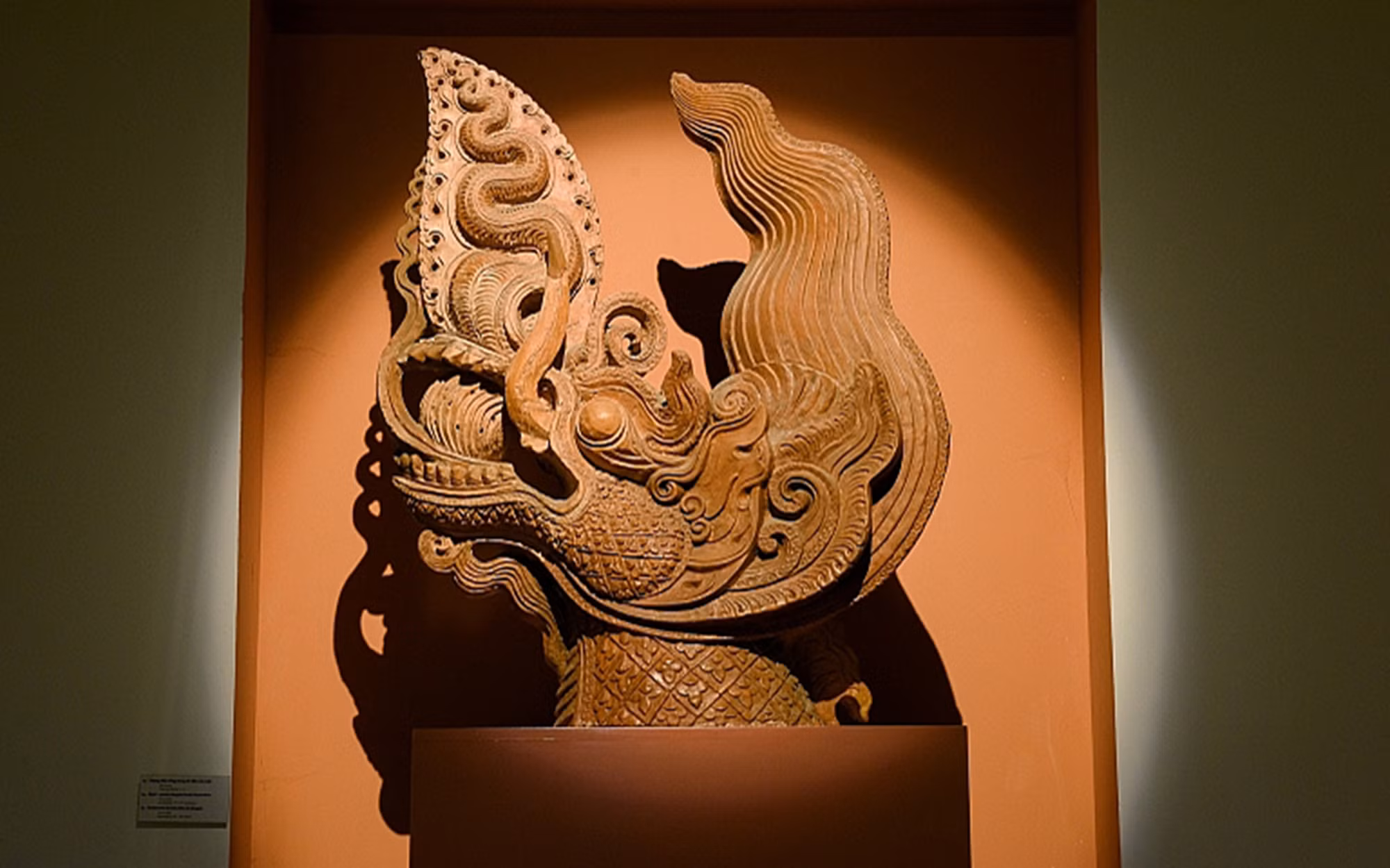 Đầu rồng thời Trần. (Ảnh: VƯƠNG ANH) Đầu rồng thời Trần. (Ảnh: VƯƠNG ANH)