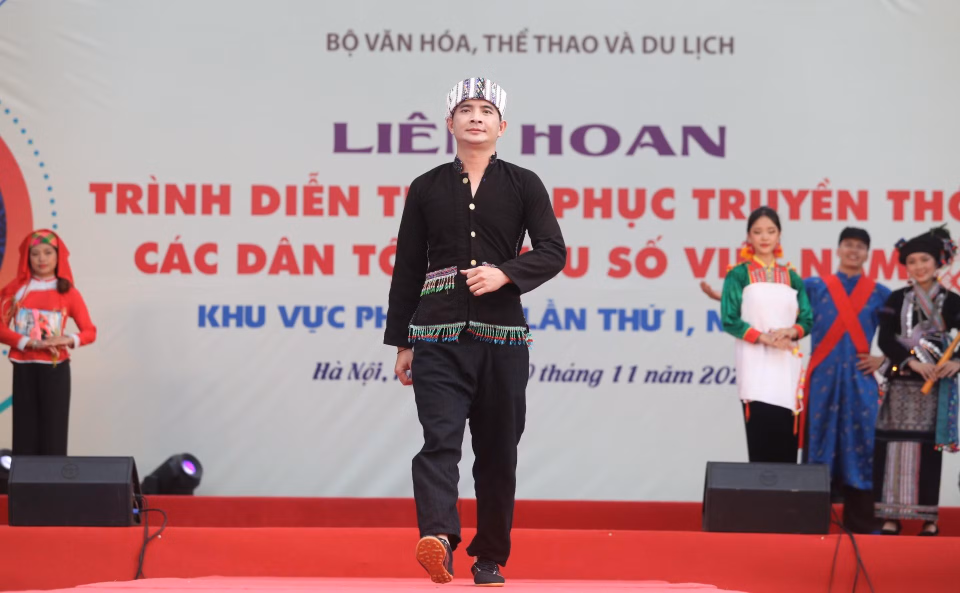 Trang phục nam giới dân tộc Lào. (Ảnh: KHIẾU MINH) Trang phục nam giới dân tộc Lào. (Ảnh: KHIẾU MINH)