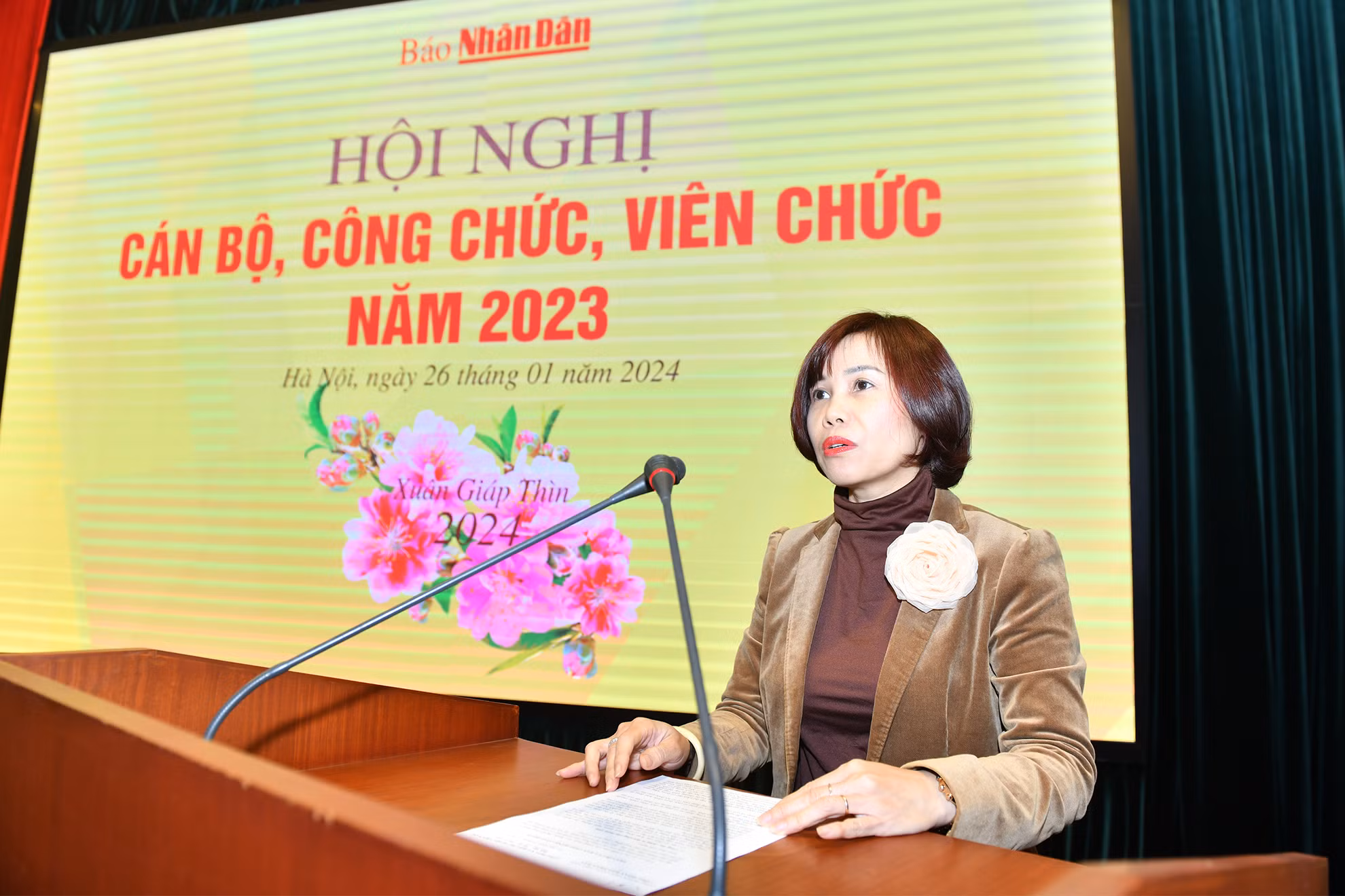 Chủ tịch Công đoàn Báo Nhân Dân Trần Thị Kiều Thanh Bình phát biểu tại hội nghị.