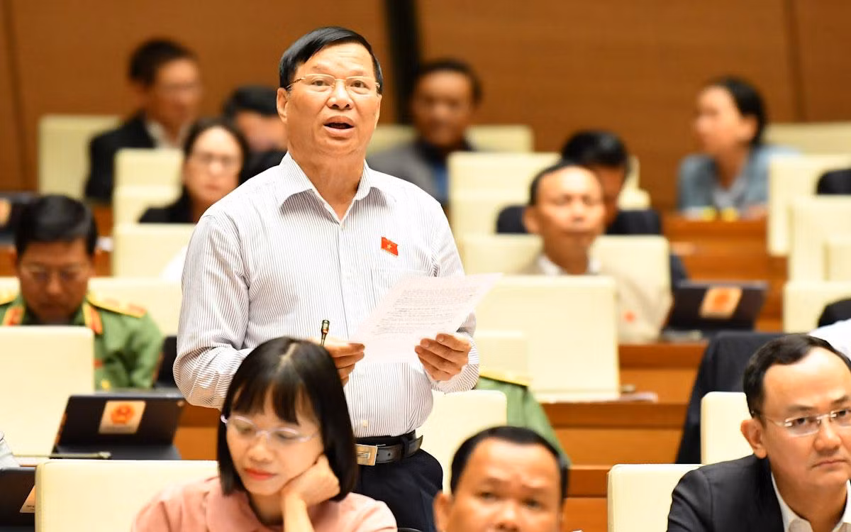 Đại biểu Quốc hội tỉnh Vĩnh Phúc Trần Văn Tiến phát biểu ý kiến thảo luận tại hội trường.
