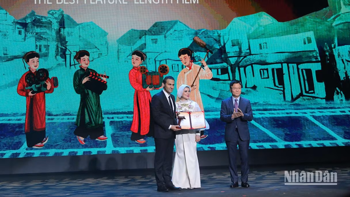 Phó Thủ tướng Lê Thành Long trao giải Phim truyện dài xuất sắc nhất cho đoàn làm phim Iran. (Ảnh: KHIẾU MINH)