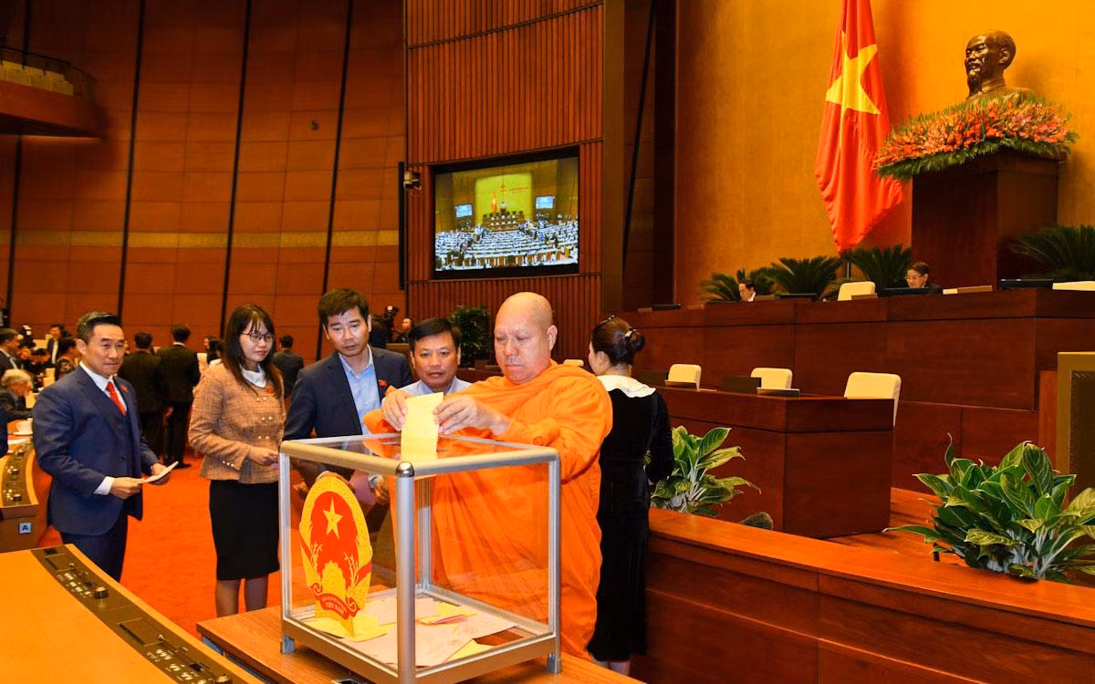 Các đại biểu Quốc hội bỏ phiếu bầu Tổng Kiểm toán nhà nước nhiệm kỳ 2021-2026; phê chuẩn bổ nhiệm nhân sự Bộ trưởng Y tế và Bộ trưởng Giao thông vận tải nhiệm kỳ 2021-2026.