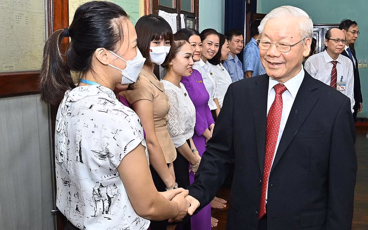 Tổng Bí thư Nguyễn Phú Trọng với các cán bộ, nhân viên Khu Di tích Chủ tịch Hồ Chí Minh tại Phủ Chủ tịch.