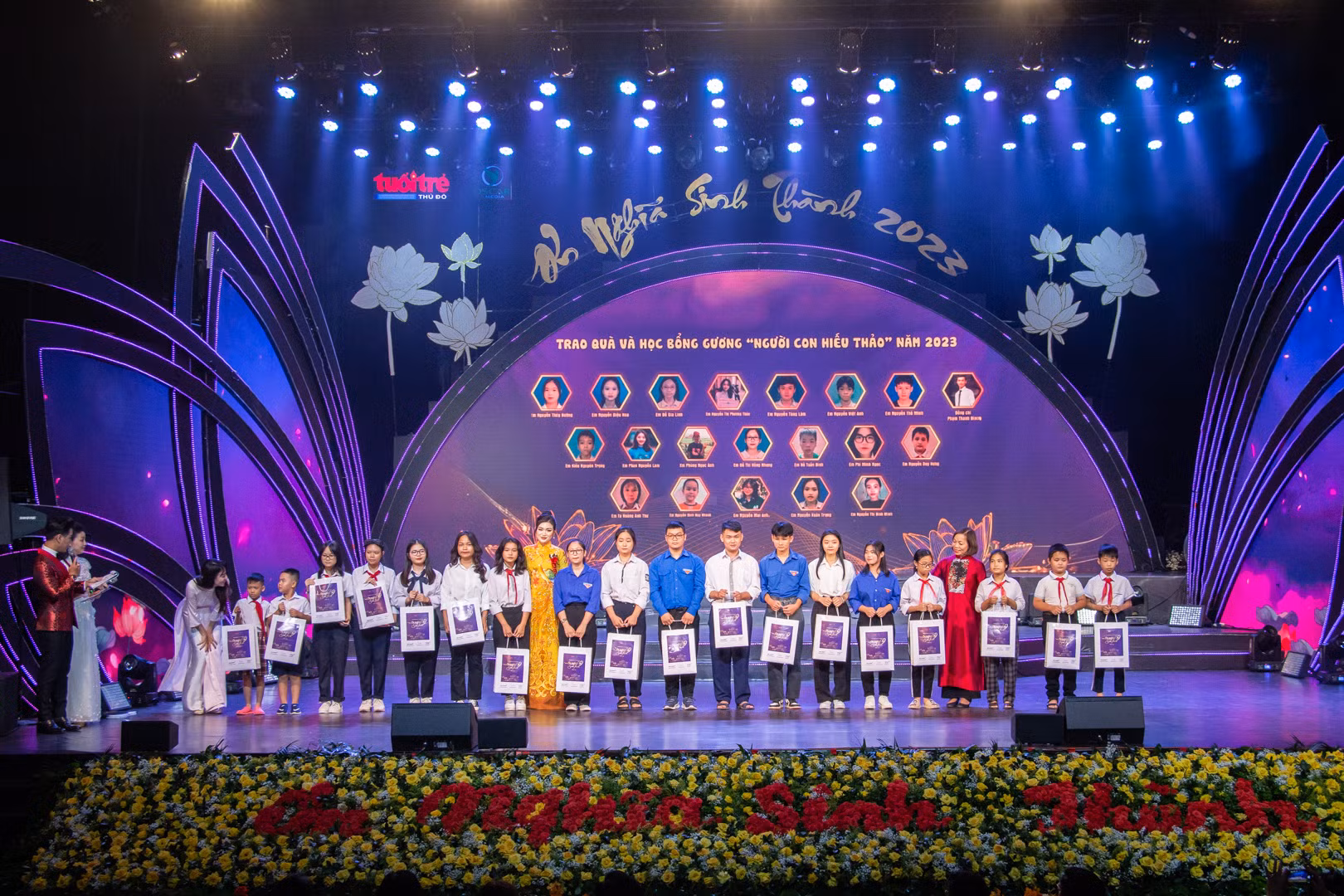 Tiếp nối chương trình, Ban Tổ chức còn dành tặng 20 suất học bổng “Người con hiếu thảo” tới các học sinh nghèo hiếu thảo, vượt khó học giỏi. Tiếp nối chương trình, Ban Tổ chức còn dành tặng 20 suất học bổng “Người con hiếu thảo” tới các học sinh nghèo hiếu thảo, vượt khó học giỏi.