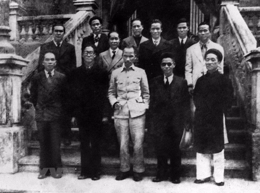 Chủ tịch Hồ Chí Minh và Chính phủ lâm thời nước Việt Nam Dân chủ Cộng hòa. (Ảnh: TTXVN) Chủ tịch Hồ Chí Minh và Chính phủ lâm thời nước Việt Nam Dân chủ Cộng hòa. (Ảnh: TTXVN)