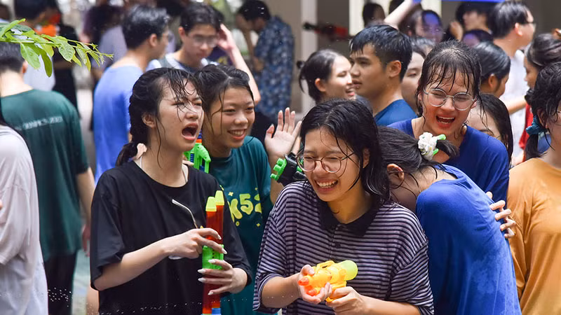 Thông thường, sự kiện được thực hiện để đón chào các tân học sinh khối 10. Với lần tổ chức này, chương trình nhằm gợi nhắc về 1.000 ngày gắn bó của các lớp 12 ở Trường THPT chuyên Ngoại ngữ. Thông thường, sự kiện được thực hiện để đón chào các tân học sinh khối 10. Với lần tổ chức này, chương trình nhằm gợi nhắc về 1.000 ngày gắn bó của các lớp 12 ở Trường THPT chuyên Ngoại ngữ.