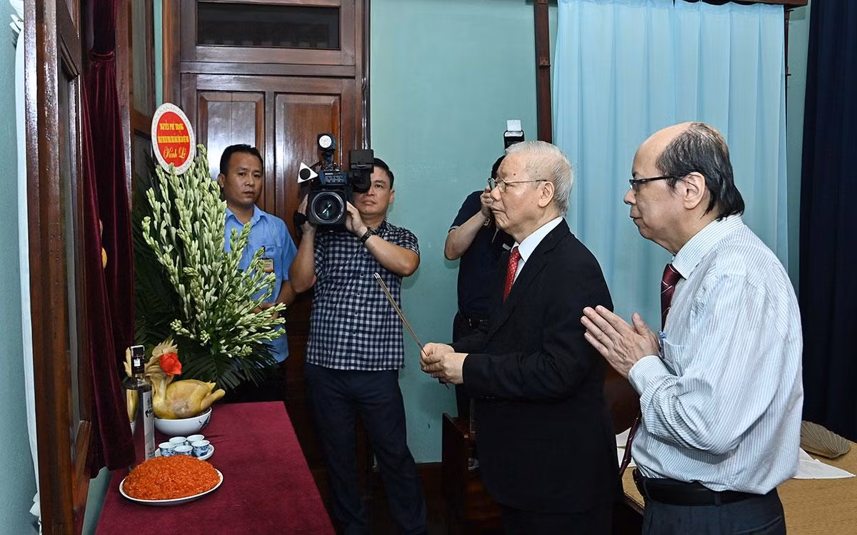 Tổng Bí thư Nguyễn Phú Trọng dâng hương, tưởng niệm Chủ tịch Hồ Chí Minh. 