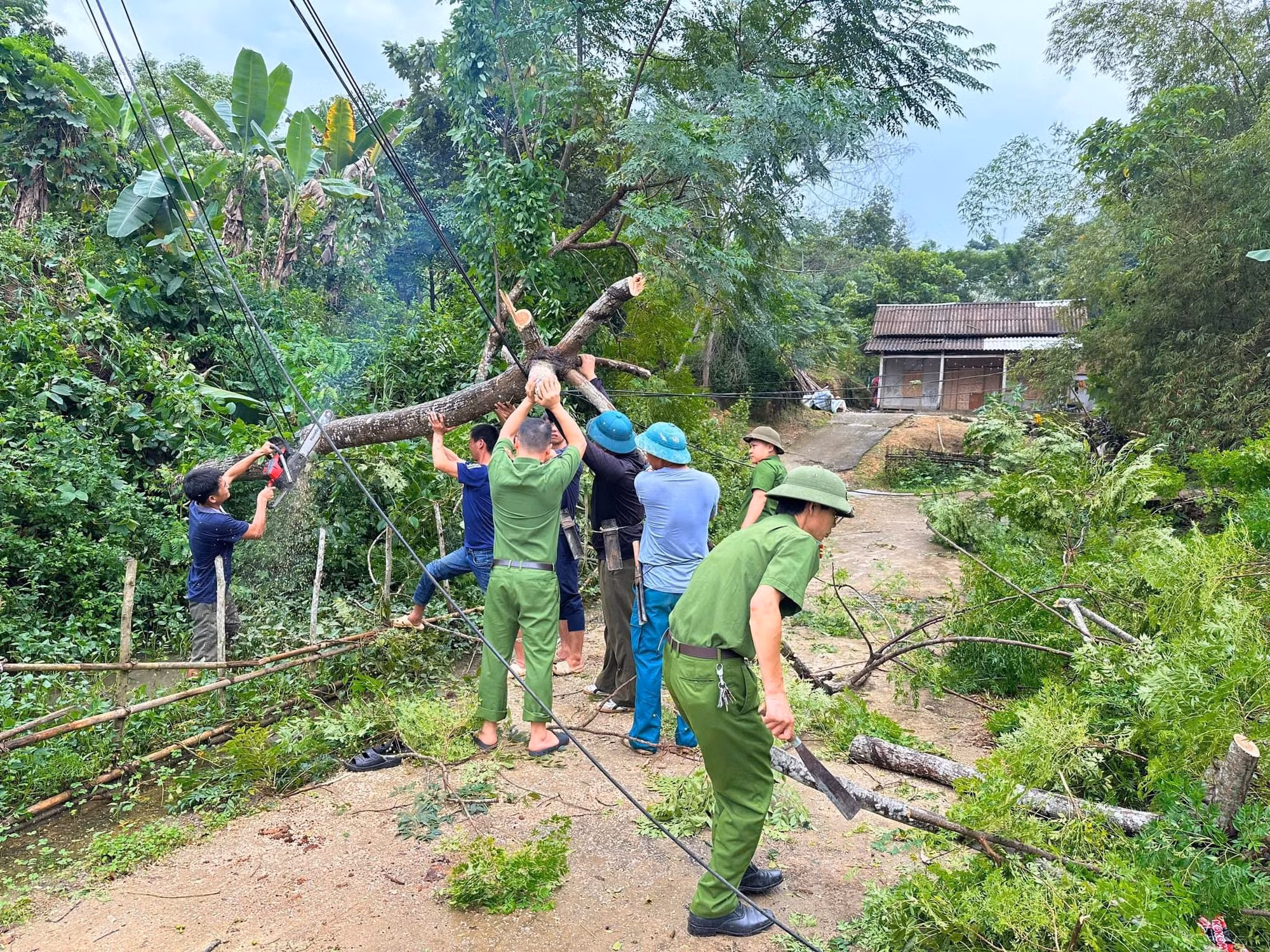 Công an huyện Lục Yên (Yên Bái) hỗ trợ người dân khắc phục hậu quả thiên tai.