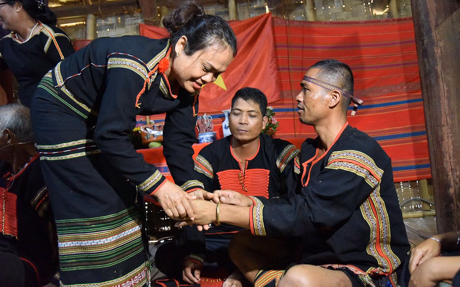 Hai nghệ nhân Hyum Niê và Y Vâng Brông tái hiện lễ kết nghĩa Mẹ-Con. (Ảnh: PHẠM TIỆP)