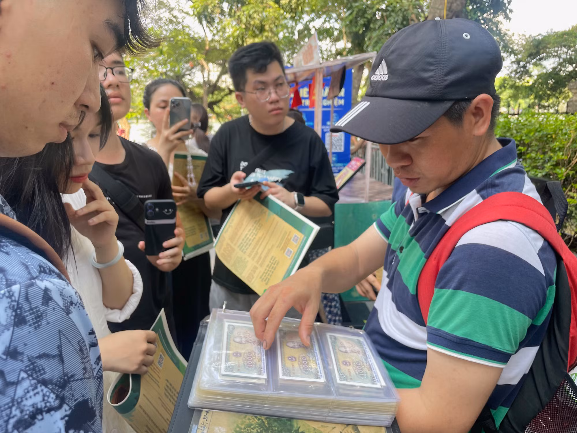 Anh Trần Đình Vĩnh chia sẻ về bộ sưu tập với các bạn trẻ quan tâm. Anh Trần Đình Vĩnh chia sẻ về bộ sưu tập với các bạn trẻ quan tâm.