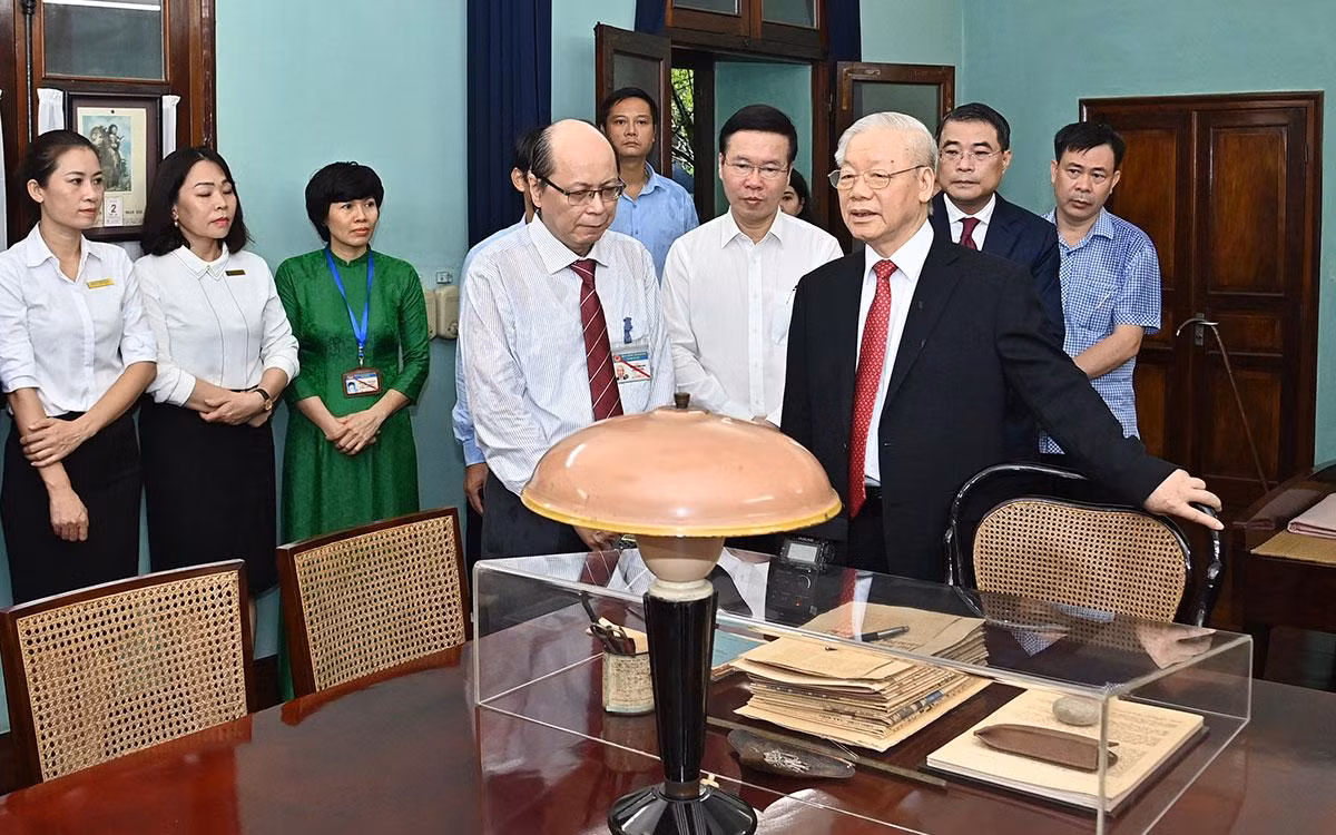 Tổng Bí thư Nguyễn Phú Trọng thăm Nhà 67 trong Khu Di tích Chủ tịch Hồ Chí Minh tại Phủ Chủ tịch.