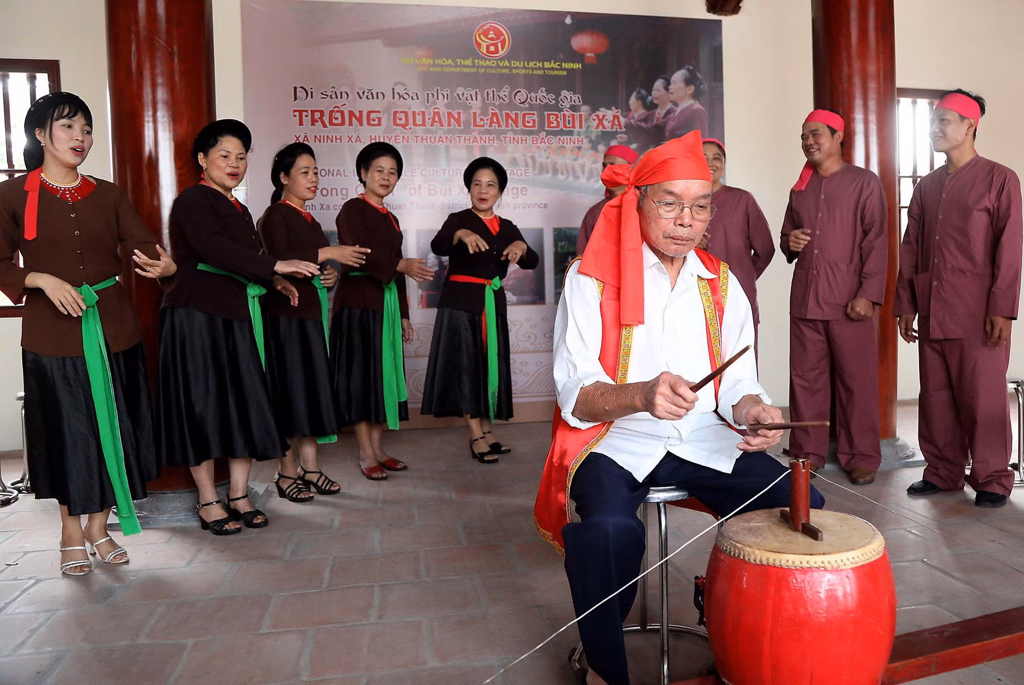 Nghệ thuật hát Trống quân Bùi Xá có từ thế kỷ XIII, thời nhà Trần được người dân ý thức gìn giữ và phát triển.