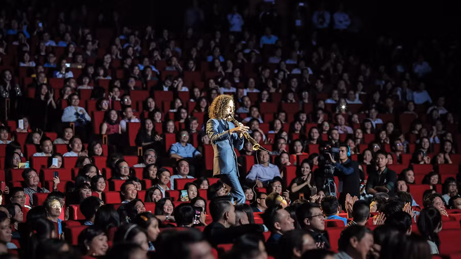 Kenny G chơi nhạc giữa khán giả trong buổi biểu diễn tại Việt Nam cuối năm 2023 Kenny G chơi nhạc giữa khán giả trong buổi biểu diễn tại Việt Nam cuối năm 2023