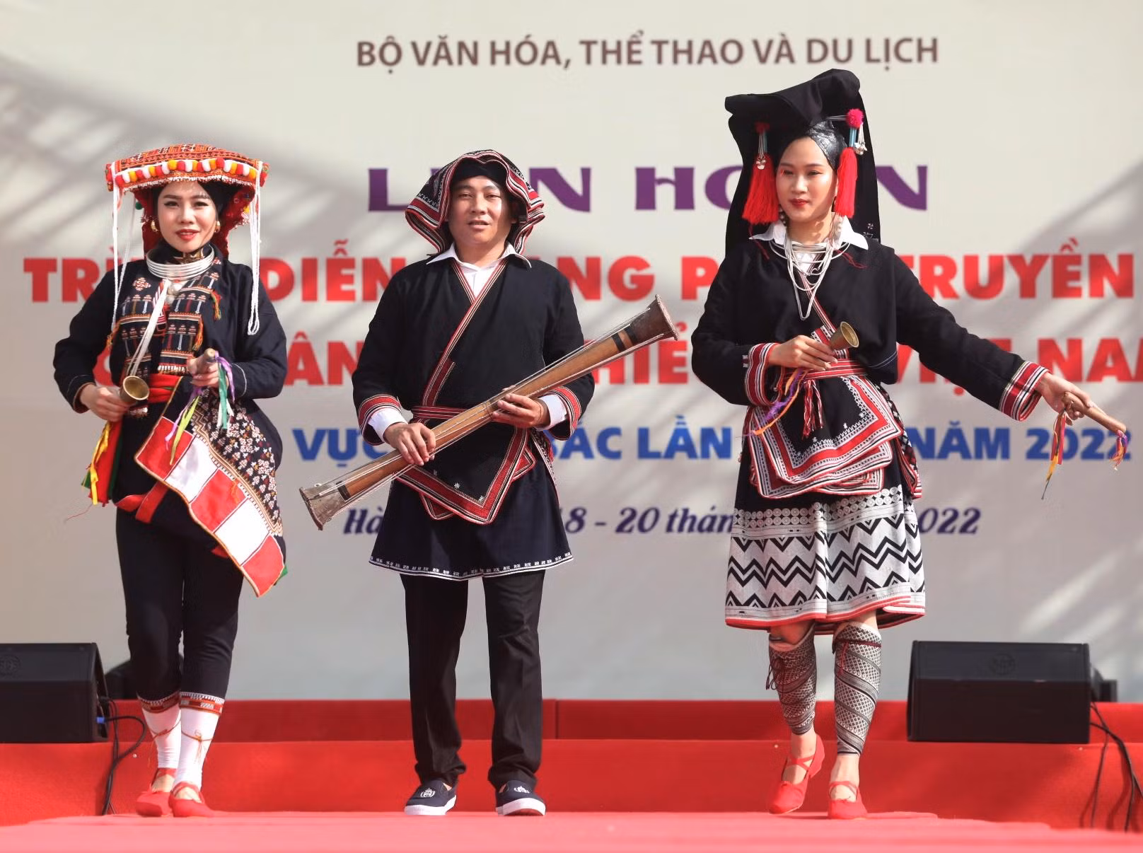Trang phục nam nữ dân tộc Dao quần chẹt.