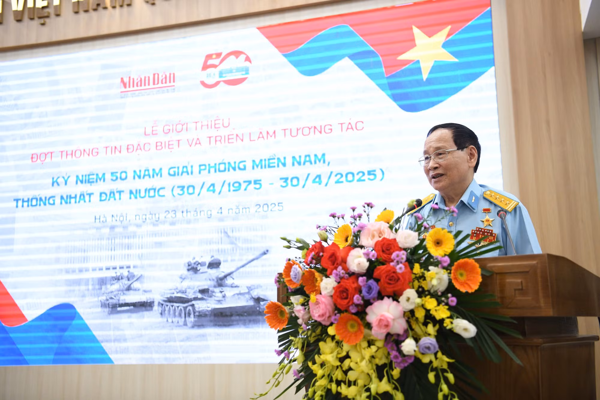 Đại tá Nguyễn Văn Lục, Anh hùng lực lượng vũ trang nhân dân. Đại tá Nguyễn Văn Lục, Anh hùng lực lượng vũ trang nhân dân.