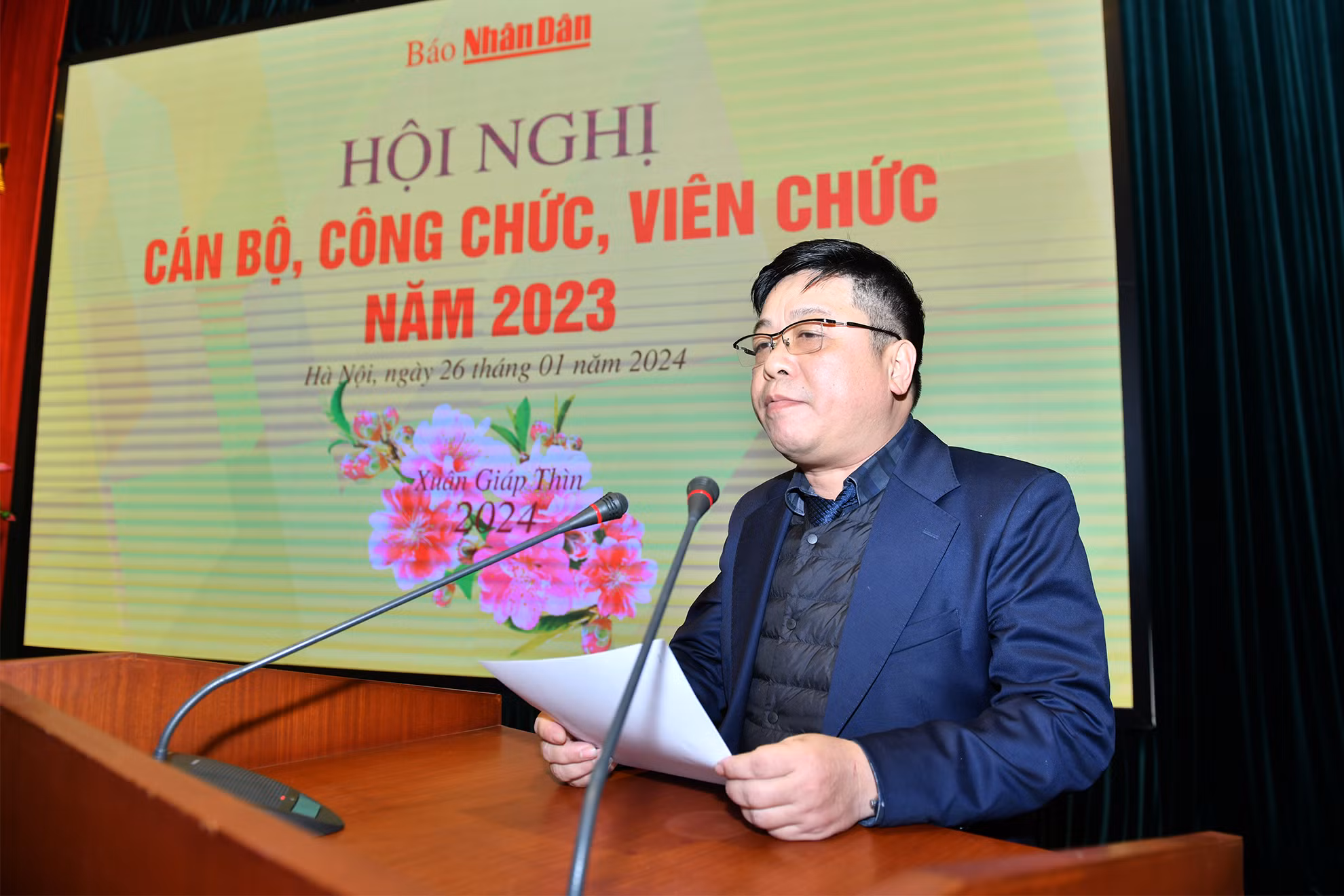 Phó Tổng Biên tập Báo Nhân Dân Quế Đình Nguyên phát động thi đua năm 2024.