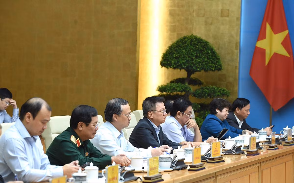 Các thành viên Ban Chỉ đạo quốc gia phòng, chống dịch Covid-19 tham dự phiên họp tại điểm cầu Chính phủ.