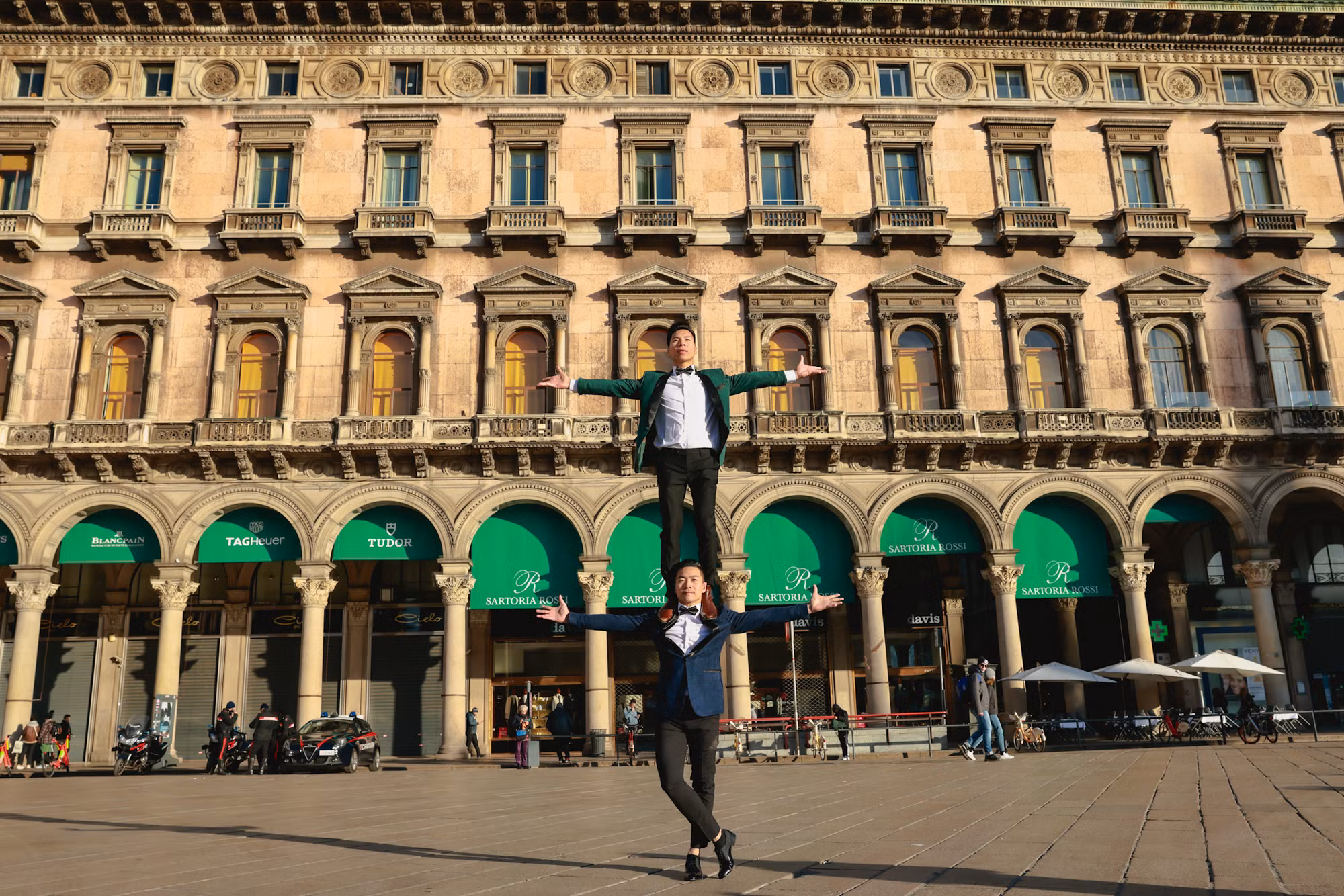 Hai anh em tại Ngân hàng Cesare Ponti Sede chi nhánh Milan.