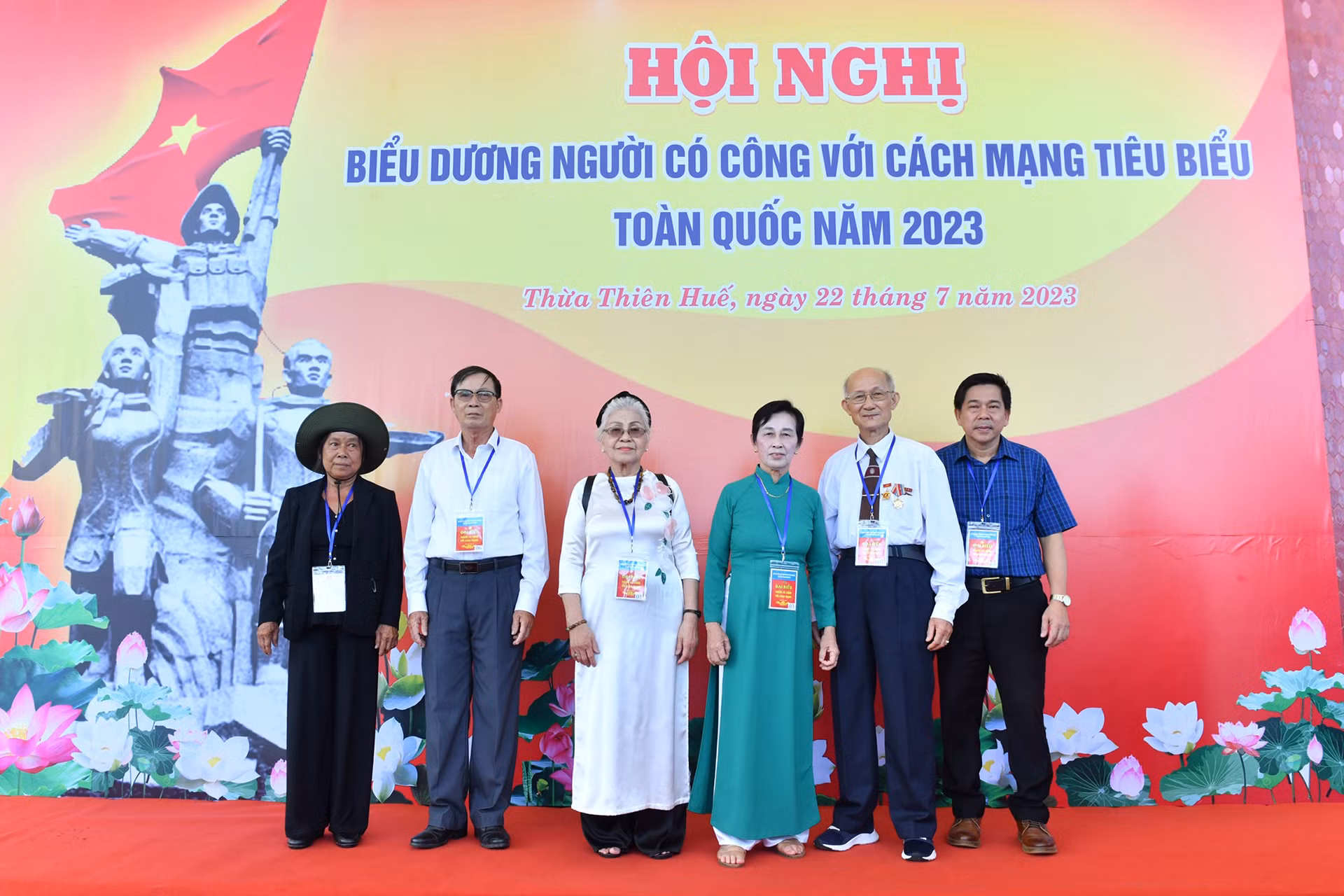 Các cán bộ đi B và thân nhân của cán bộ đi B hiện diện tại Hội nghị.
