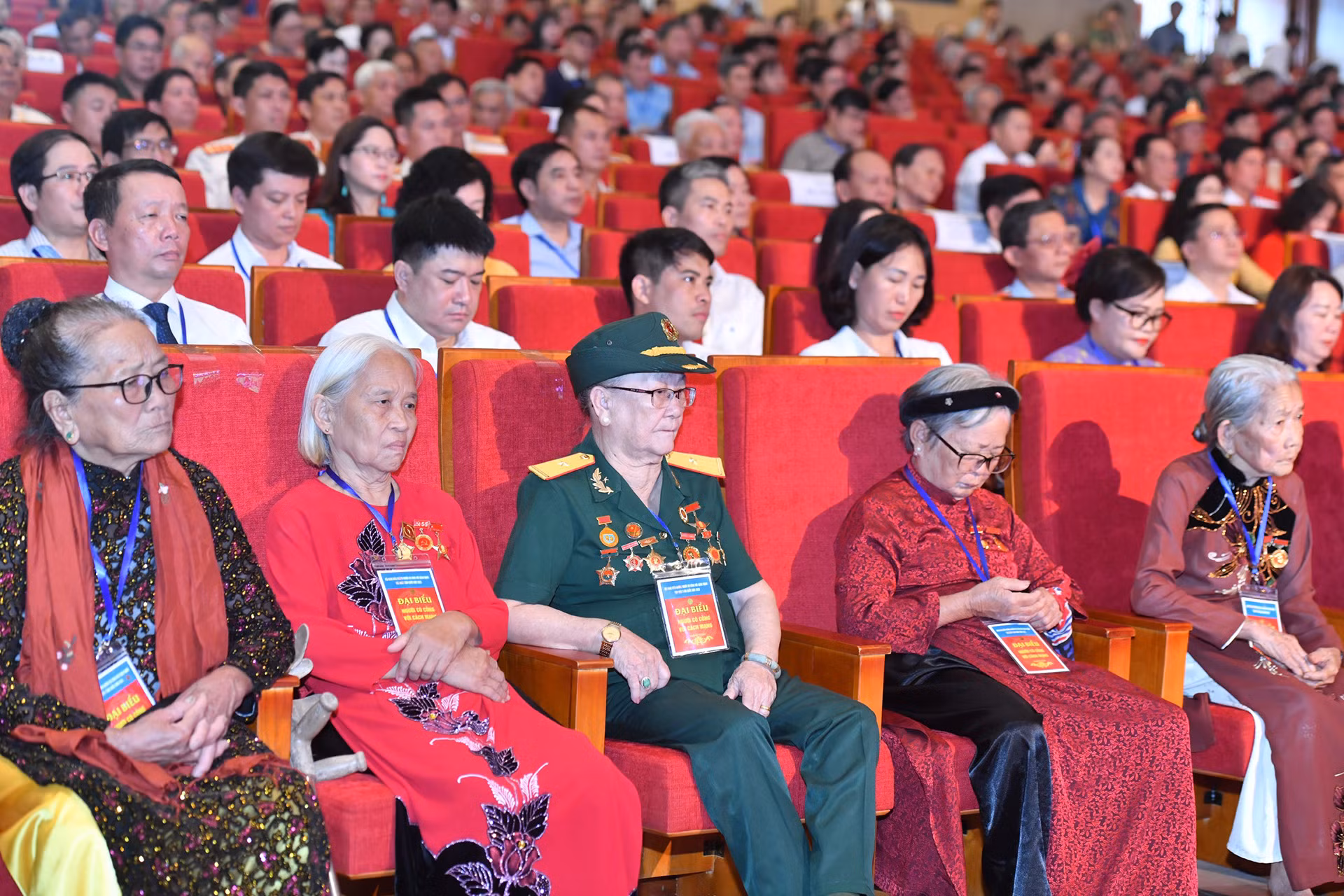 Các Mẹ Việt Nam Anh hùng và đại biểu người có công với cách mạng tại Hội nghị.