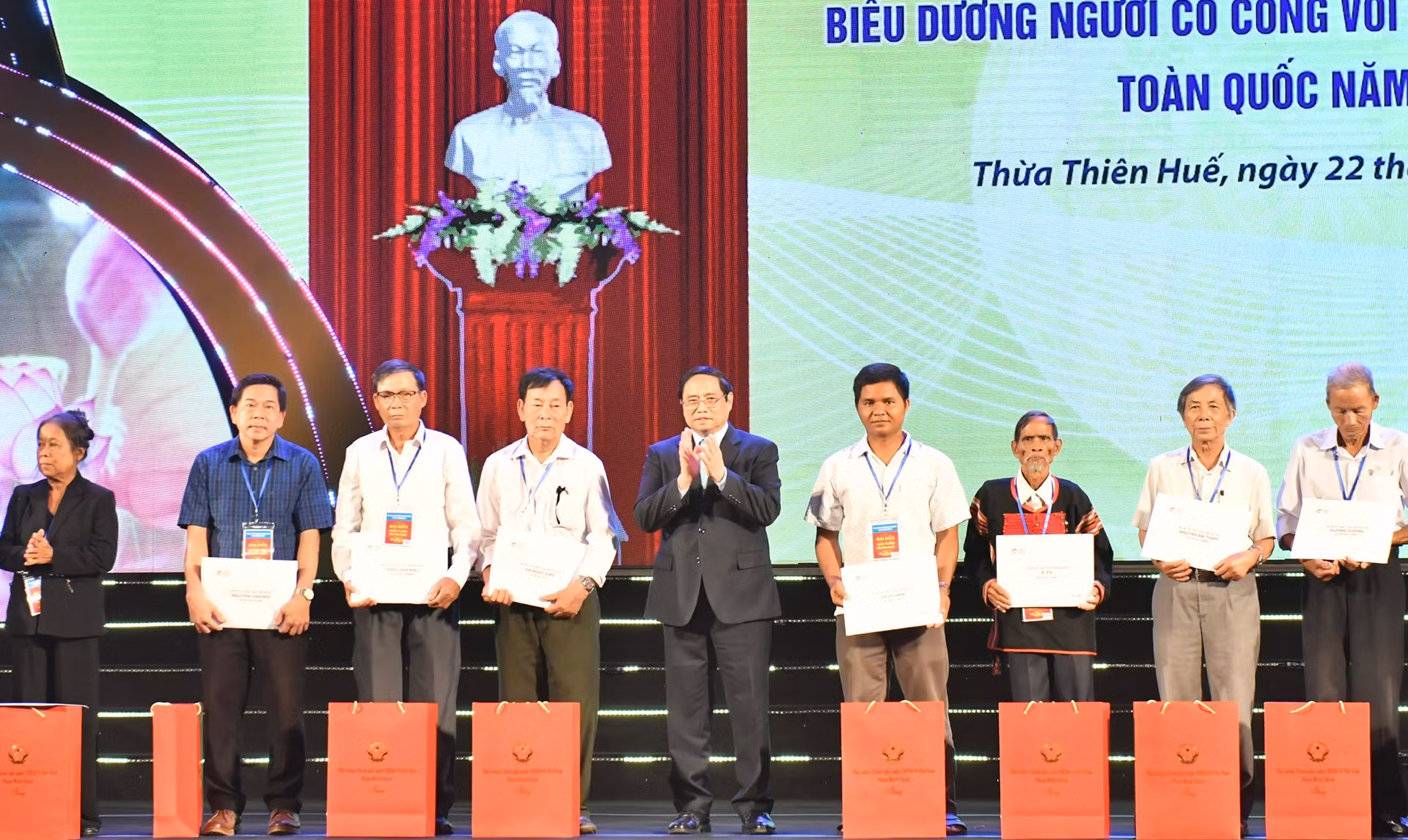 Thủ tướng Phạm Minh Chính tặng quà và trao kỷ vật cho cán bộ đi B và thân nhân của cán bộ đi B.