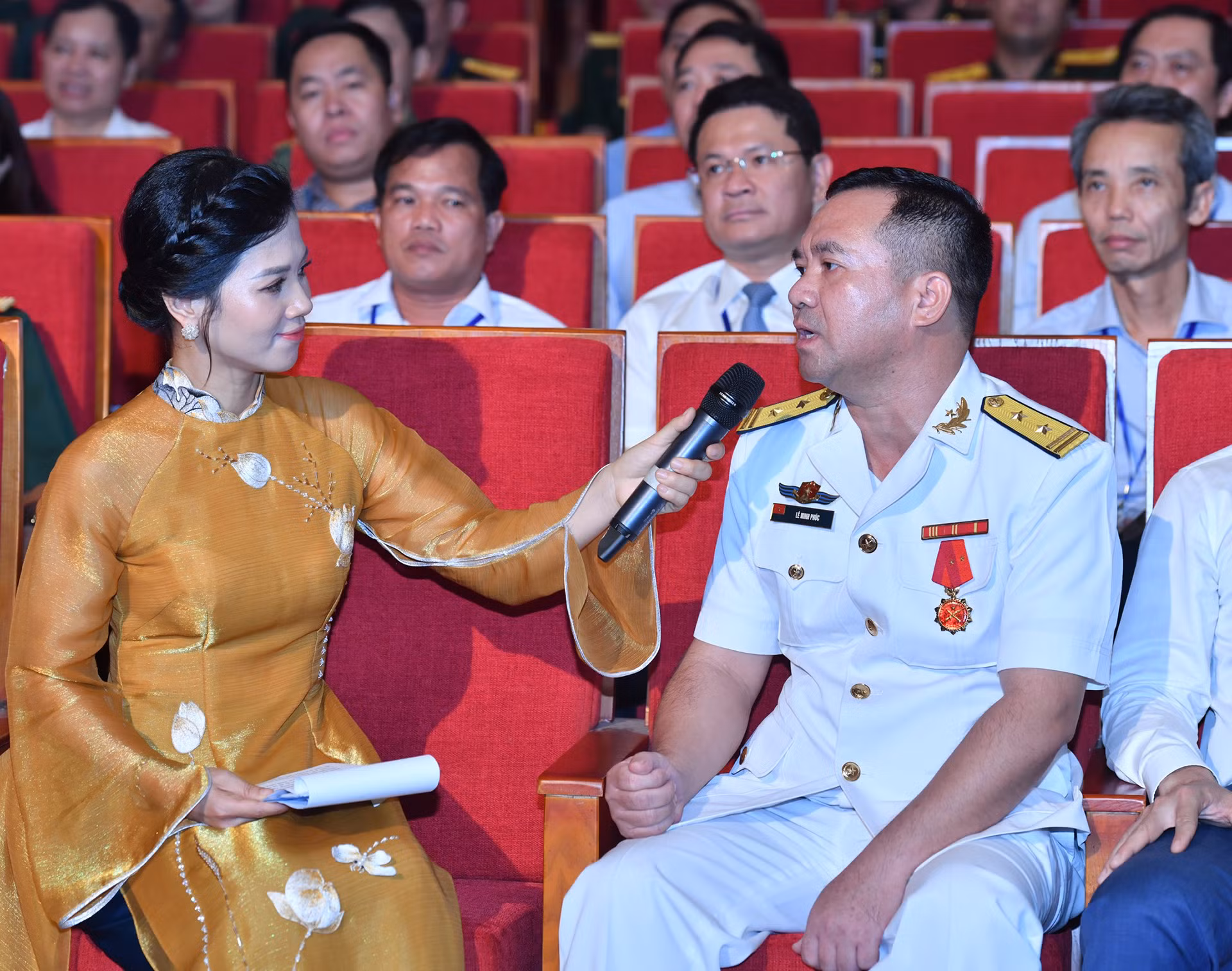 Trung tá Lê Minh Phúc, thương binh bậc 4/4, công tác tại Vùng 4 - Quân chủng Hải quân, giao lưu tại Hội nghị.
