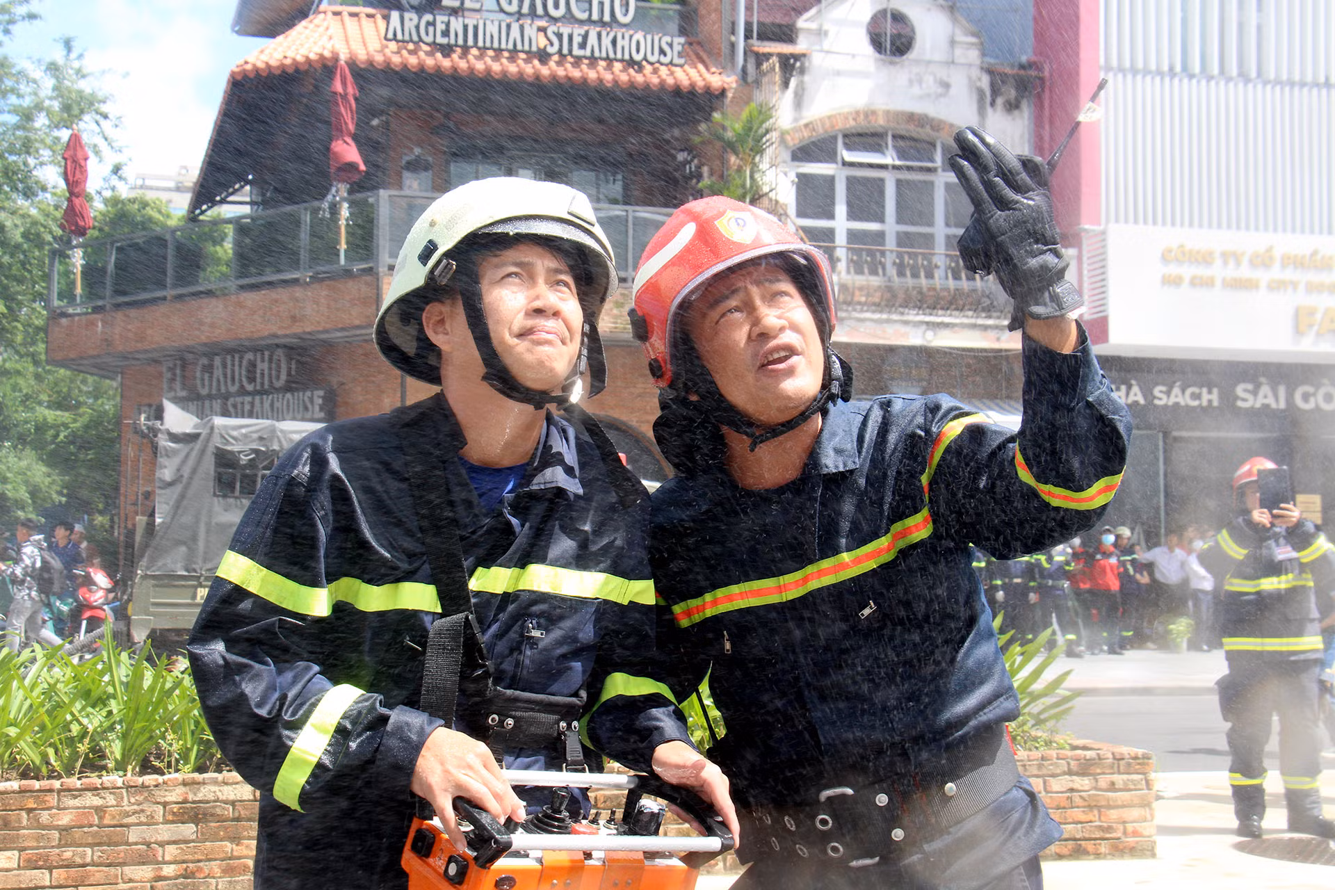 Theo kịch bản diễn tập lúc 09 giờ sáng 26/7, tại khu vực trung tâm thương mại-nhà hàng ăn uống tọa lạc tại vị trí tầng hầm B2 Tháp 2 của tòa nhà Saigon Centre xảy ra sự cố rò rỉ khí gas và gặp nguồn nhiệt gây cháy, nổ hỗn hợp khí gas và làm sụp đổ cấu kiện công trình phụ tại “Cửa hàng A”.