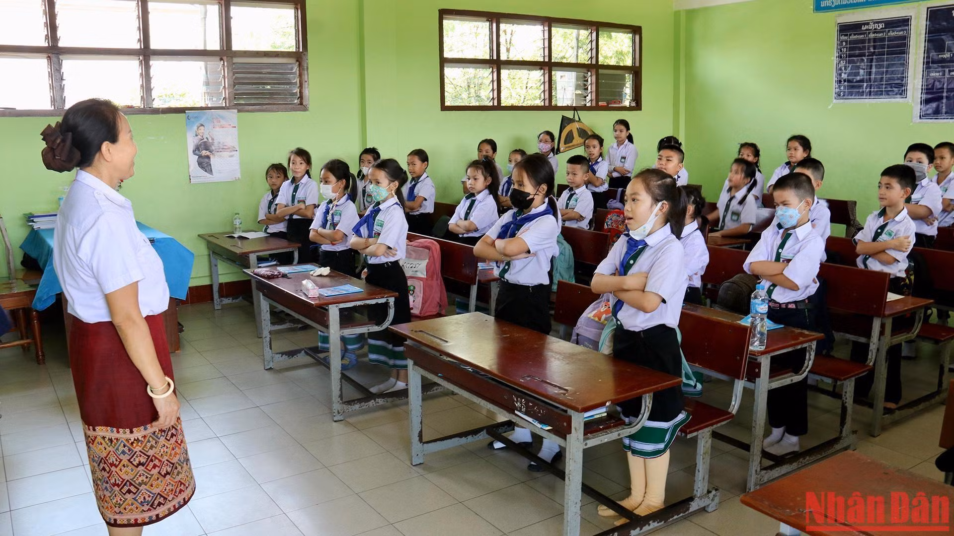 Các em học sinh đều lễ phép đứng lên chào khi giáo viên vào lớp. Các em học sinh đều lễ phép đứng lên chào khi giáo viên vào lớp.
