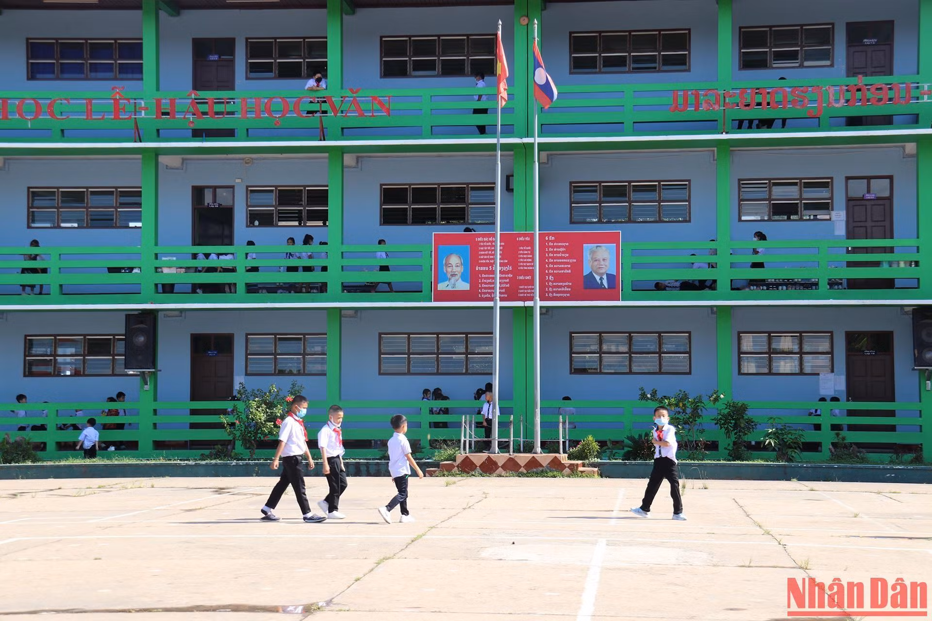 Trường song ngữ Nguyễn Du có khuôn viên rộng rãi, diện tích lên tới hơn 1 héc-ta. Trường có 2 khối nhà chính 3 tầng khang trang được bố trí thành 30 lớp học cho hơn 1.000 học sinh. Trường song ngữ Nguyễn Du có khuôn viên rộng rãi, diện tích lên tới hơn 1 héc-ta. Trường có 2 khối nhà chính 3 tầng khang trang được bố trí thành 30 lớp học cho hơn 1.000 học sinh.
