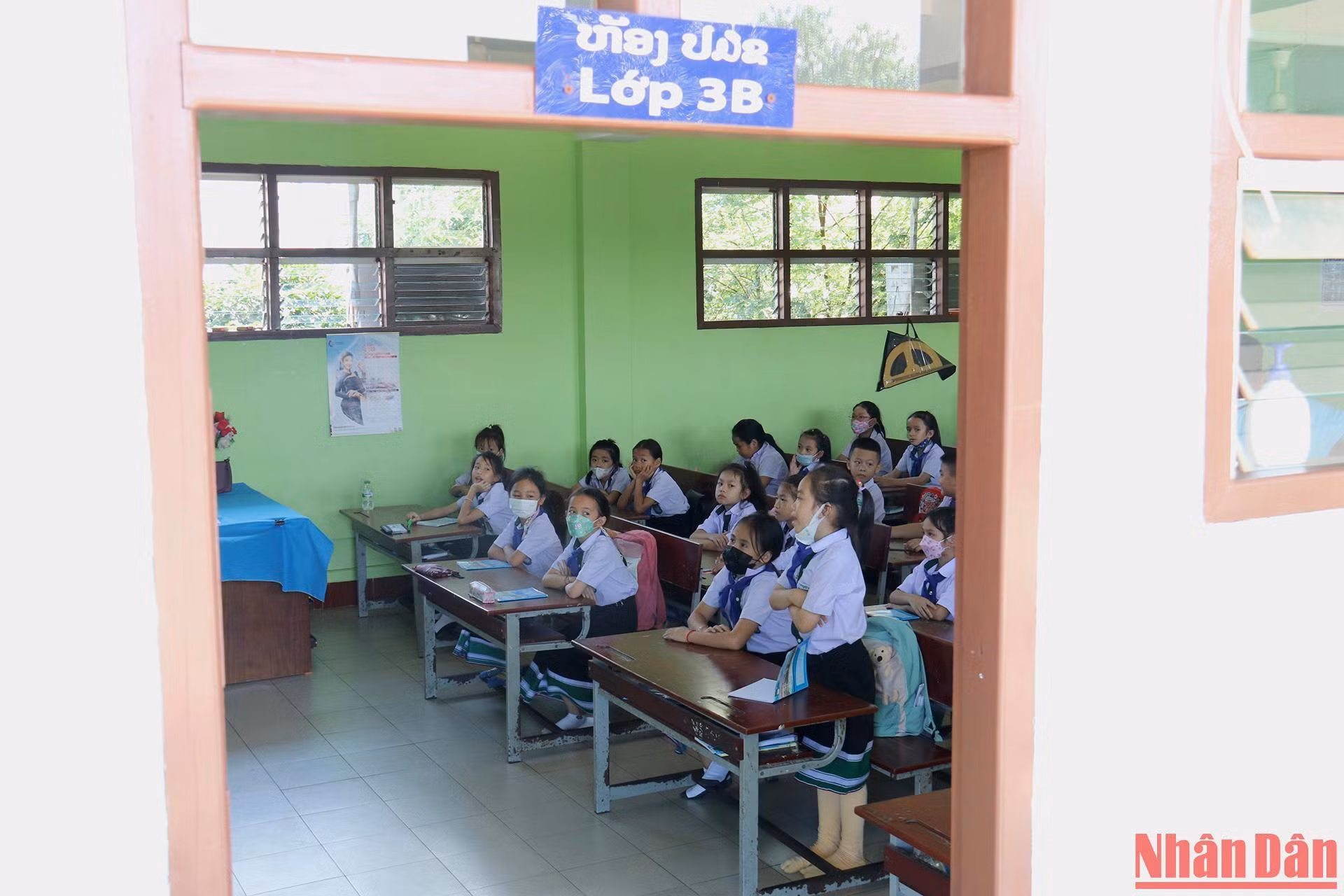 Các em học sinh lớp 3B lần lượt trả bài trong tiết học. Các em học sinh lớp 3B lần lượt trả bài trong tiết học.