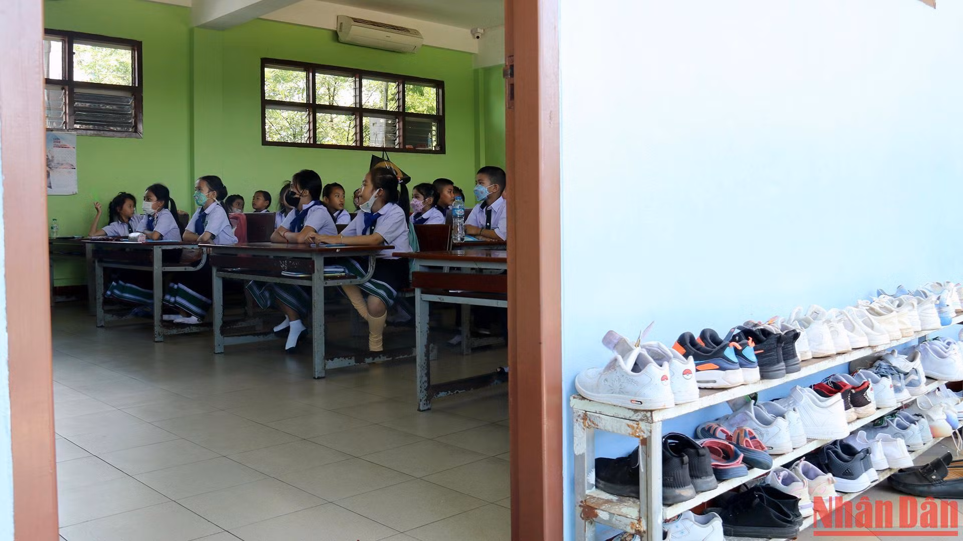 Giầy dép được xếp gọn gàng, ngăn nắp ngoài cửa lớp. Giầy dép được xếp gọn gàng, ngăn nắp ngoài cửa lớp.