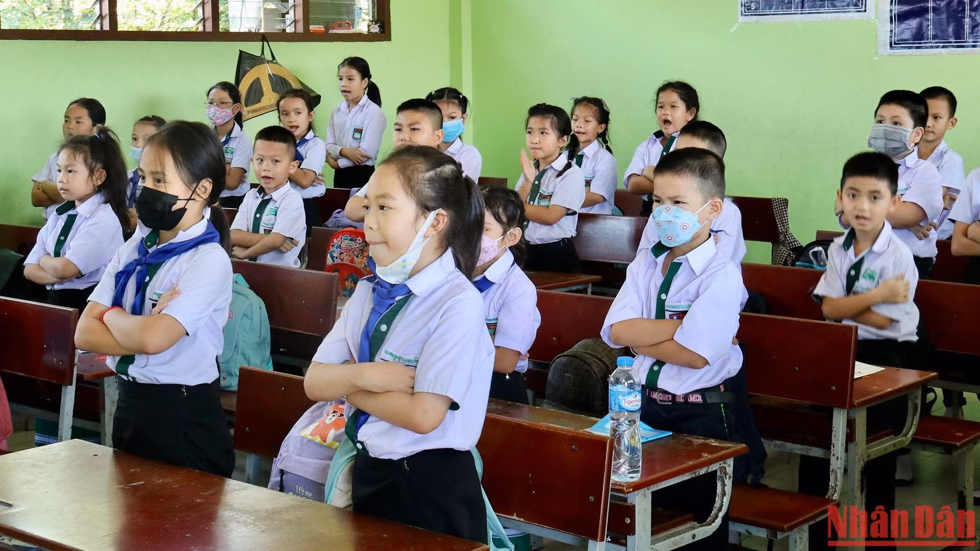 Các em học sinh khoanh tay lễ phép và chào bằng tiếng Việt. Các em học sinh khoanh tay lễ phép và chào bằng tiếng Việt.