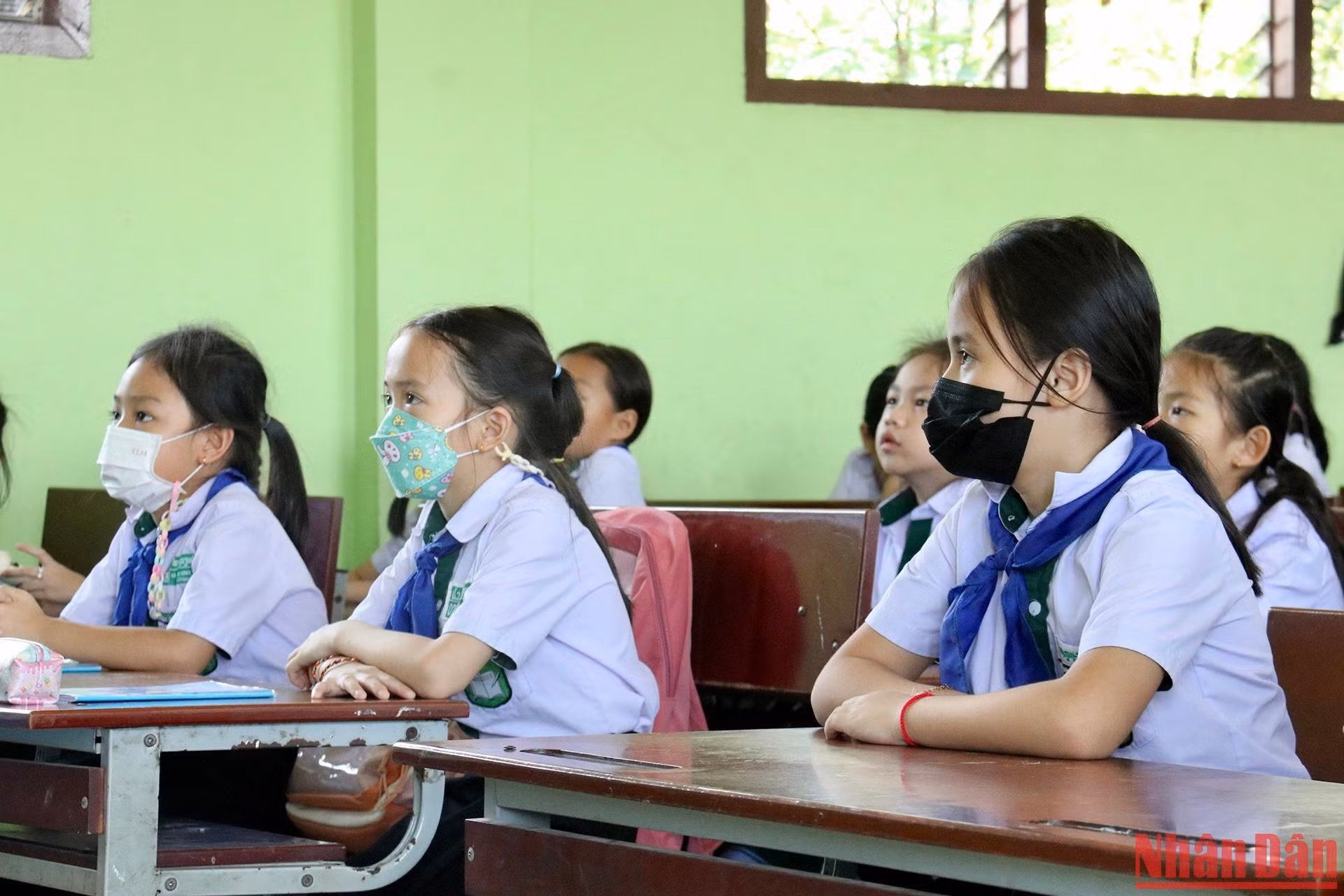 Các bạn cùng lớp tập trung nghe giảng. Các bạn cùng lớp tập trung nghe giảng.