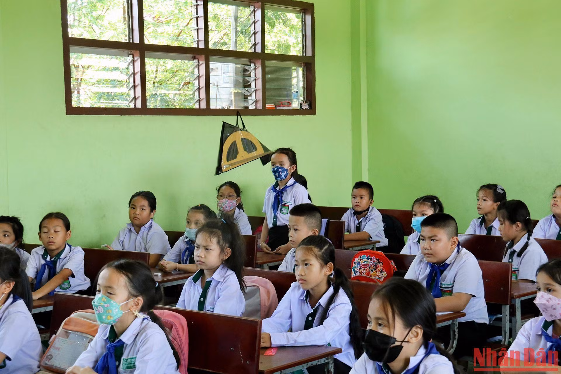 Một bé gái cuối lớp tự tin trả lời câu hỏi. Một bé gái cuối lớp tự tin trả lời câu hỏi.