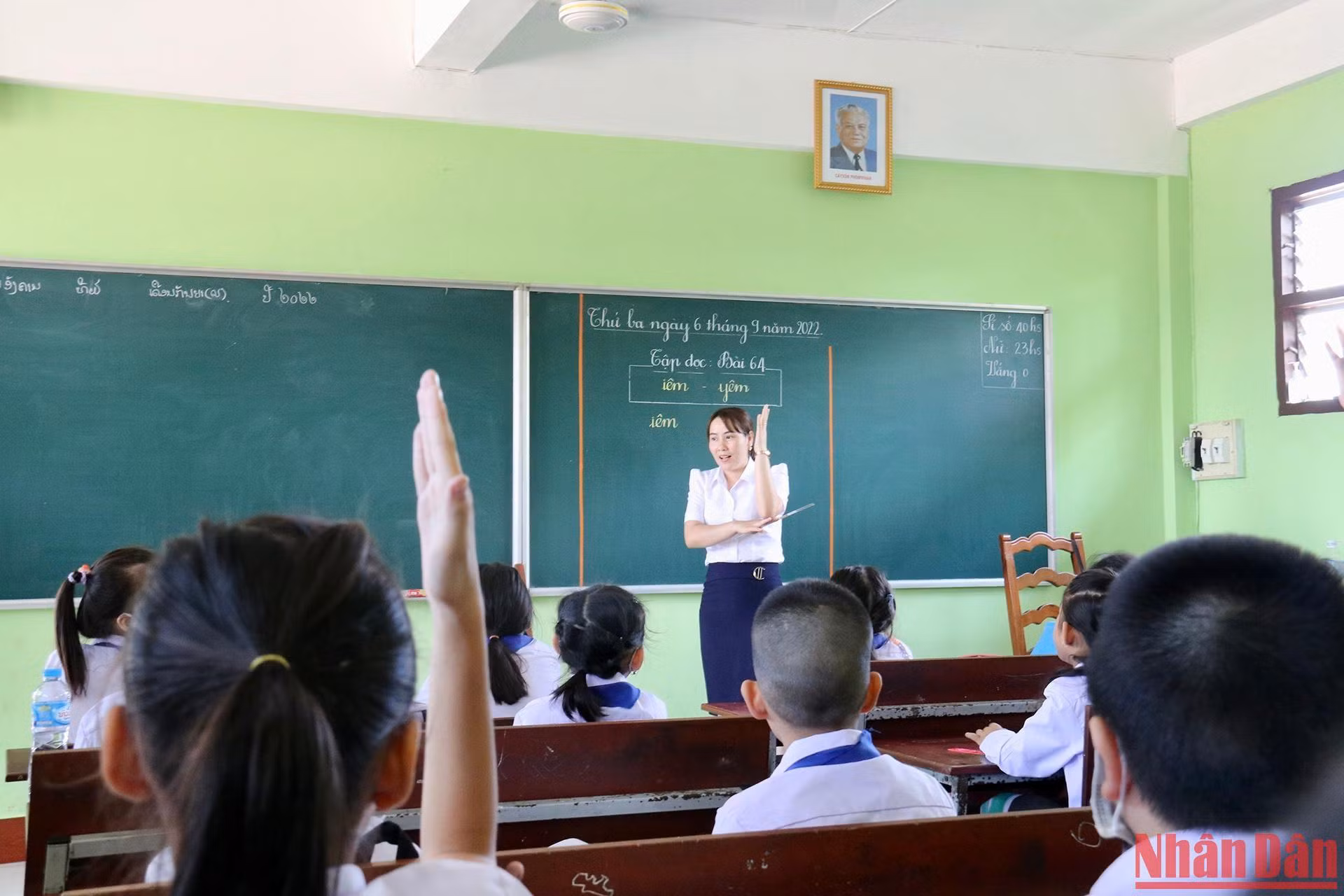 Sau khi giảng bài, cô giáo đặt câu hỏi và giơ tay làm mẫu để các em học sinh giơ tay trả lời. Sau khi giảng bài, cô giáo đặt câu hỏi và giơ tay làm mẫu để các em học sinh giơ tay trả lời.