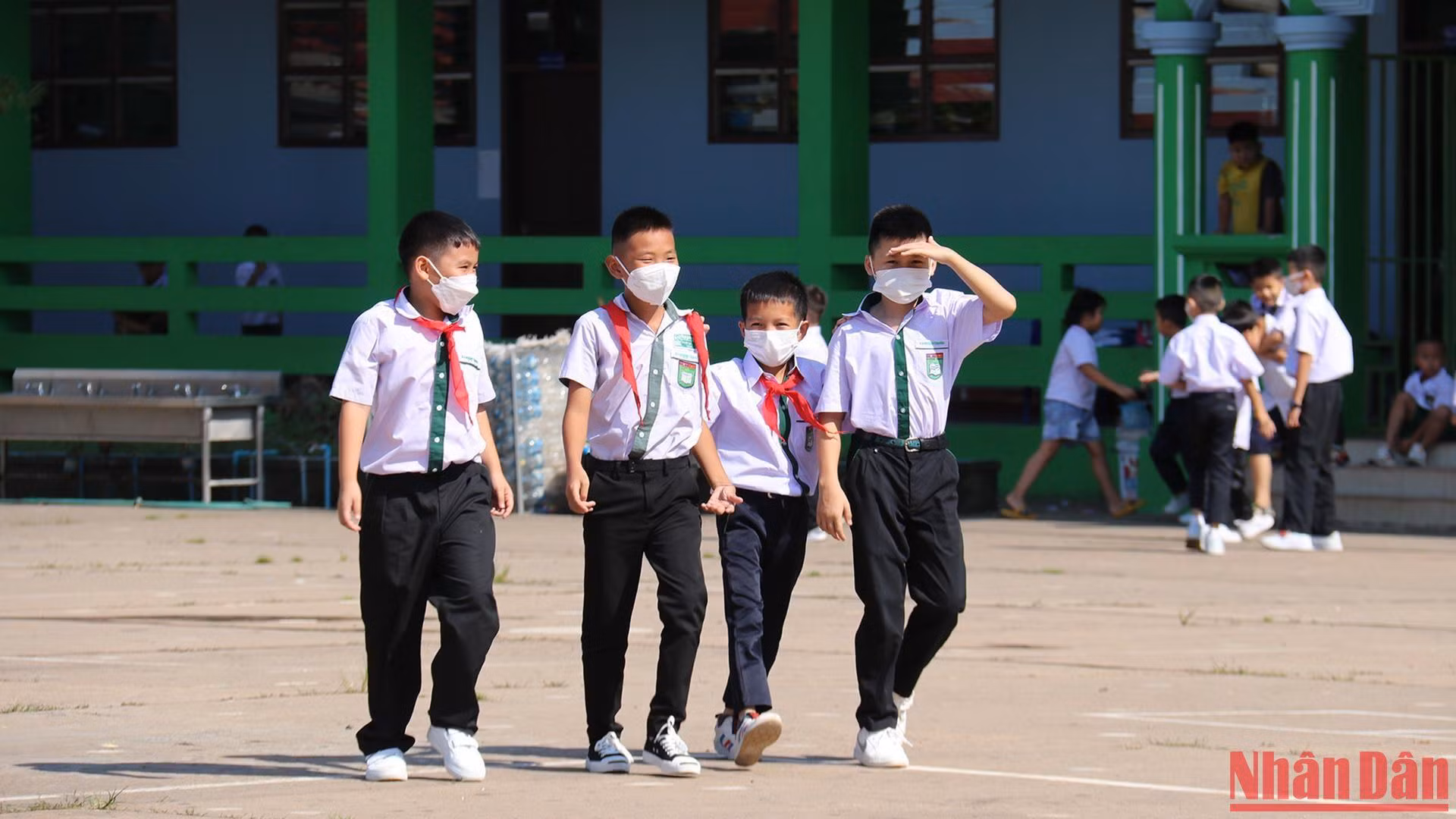 Mỗi giờ ra chơi, các em học sinh cùng xuống sân trường vui đùa. Mỗi giờ ra chơi, các em học sinh cùng xuống sân trường vui đùa.