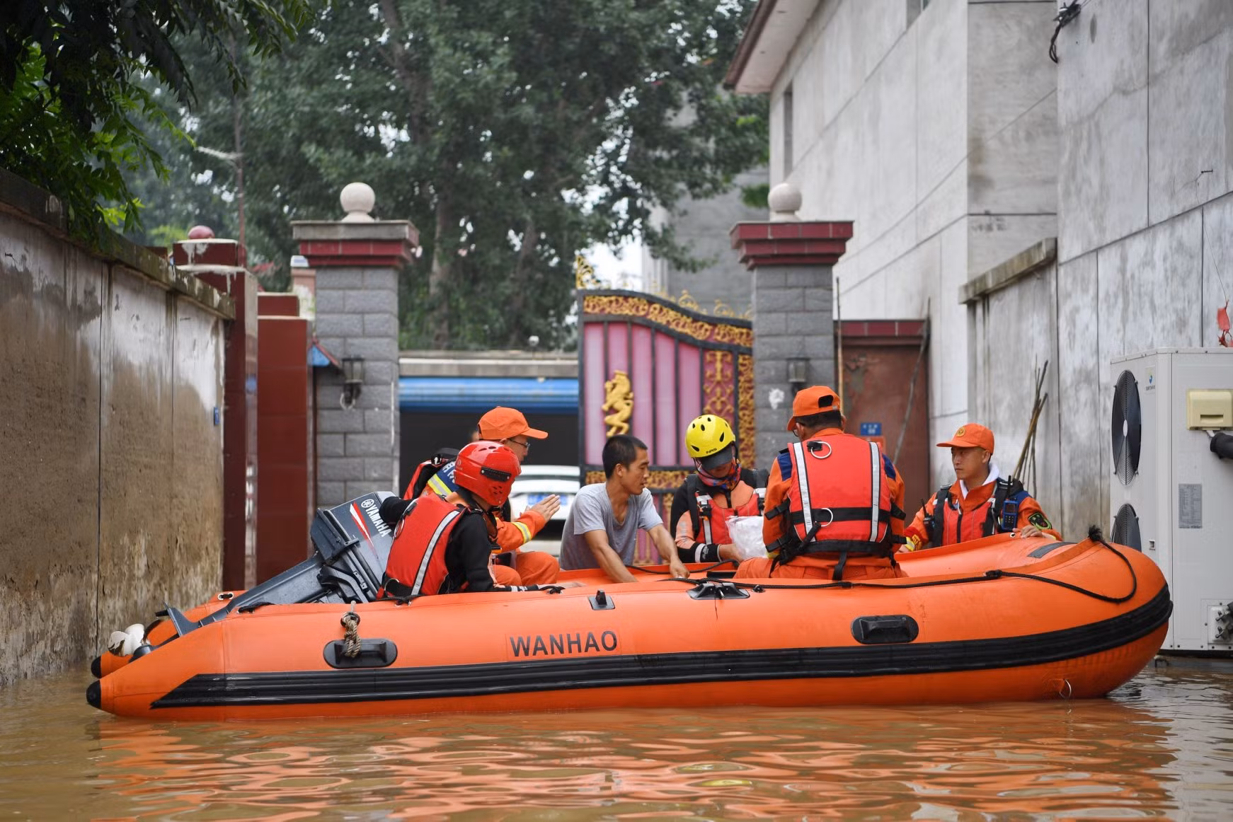 Lực lượng cứu hộ chuyển đồ tiếp tế cho người dân bị lũ lụt ở thị trấn Mã Đầu, thành phố Trác Châu, tỉnh Hà Bắc, Trung Quốc. Thành phố Trác Châu là một khu vực bị ảnh hưởng nghiêm trọng bởi mưa lũ. Chính quyền địa phương đã thành lập 28 đội cứu hộ khẩn cấp gồm tình nguyện viên và nhân viên cứu hộ chuyên nghiệp, phối hợp với binh sĩ đóng quân trên địa bàn tỉnh. Hơn 2.000 người hiện đang trú ẩn tại một trường dạy nghề ở Trác Châu. Ảnh: EPA.