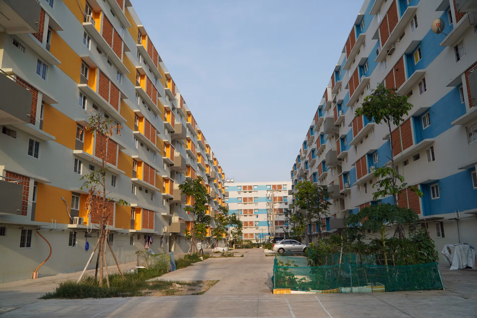 Người lao động thu nhập thấp vẫn khó tiếp cận nhà ở xã hội. (Ảnh: Báo Nhân Dân)