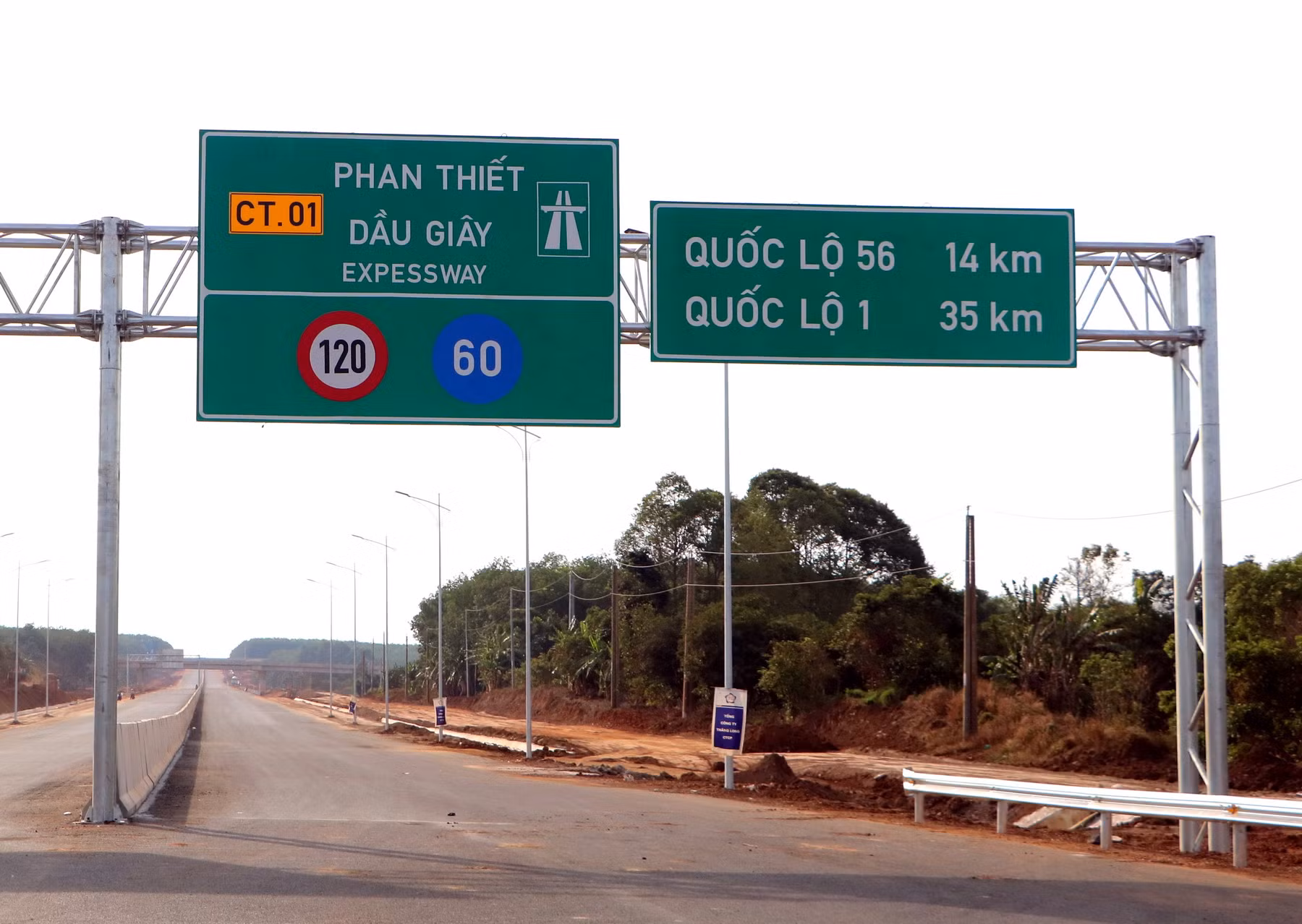 Biển hướng dẫn được lắp đặt trên tuyến cao tốc Phan Thiết-Dầu Giây.