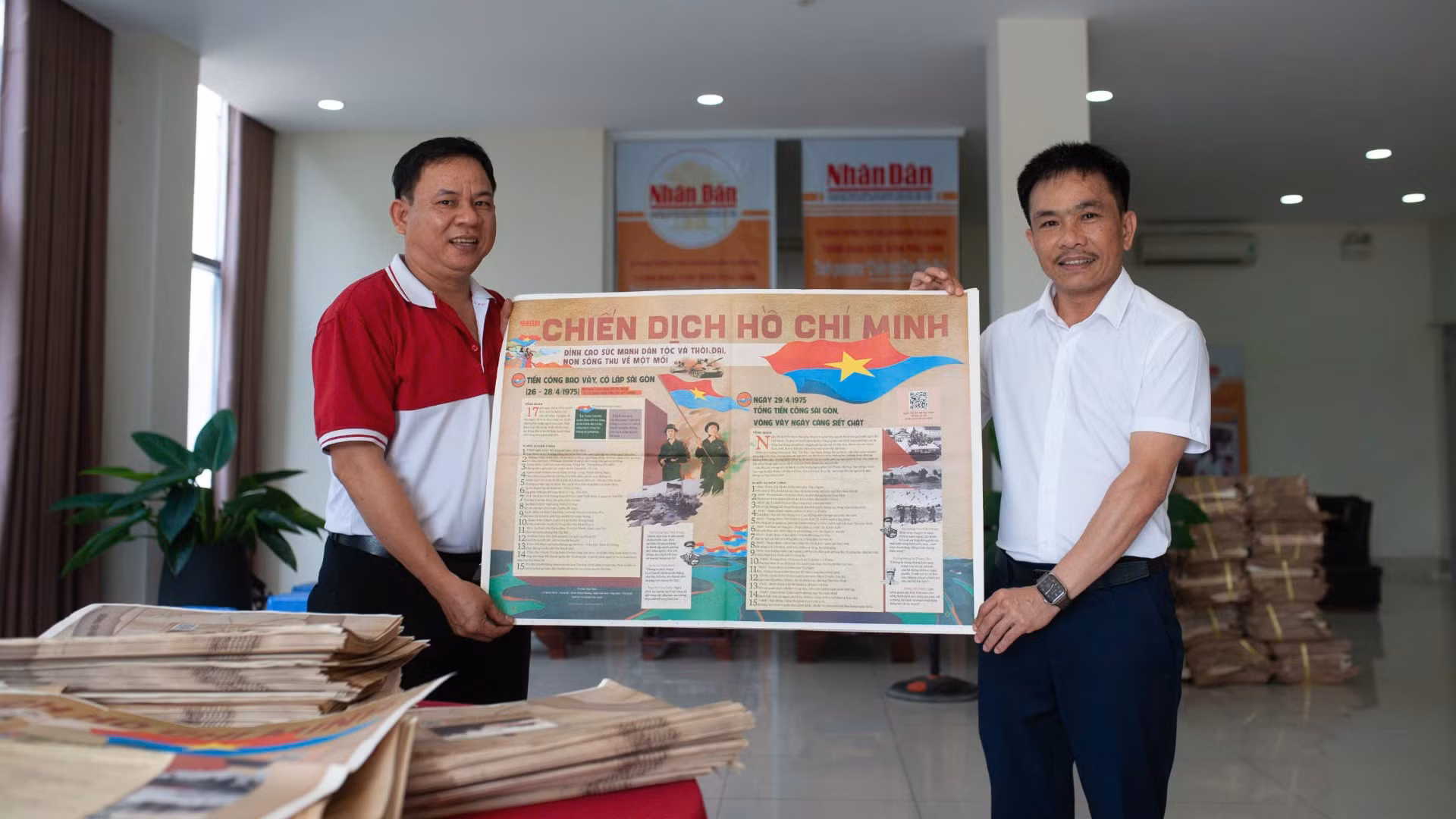 Lãnh đạo Cơ quan Đại diện Báo Nhân Dân tại miền trung-Tây Nguyên trao phụ san tận tay cho độc giả. Lãnh đạo Cơ quan Đại diện Báo Nhân Dân tại miền trung-Tây Nguyên trao phụ san tận tay cho độc giả.