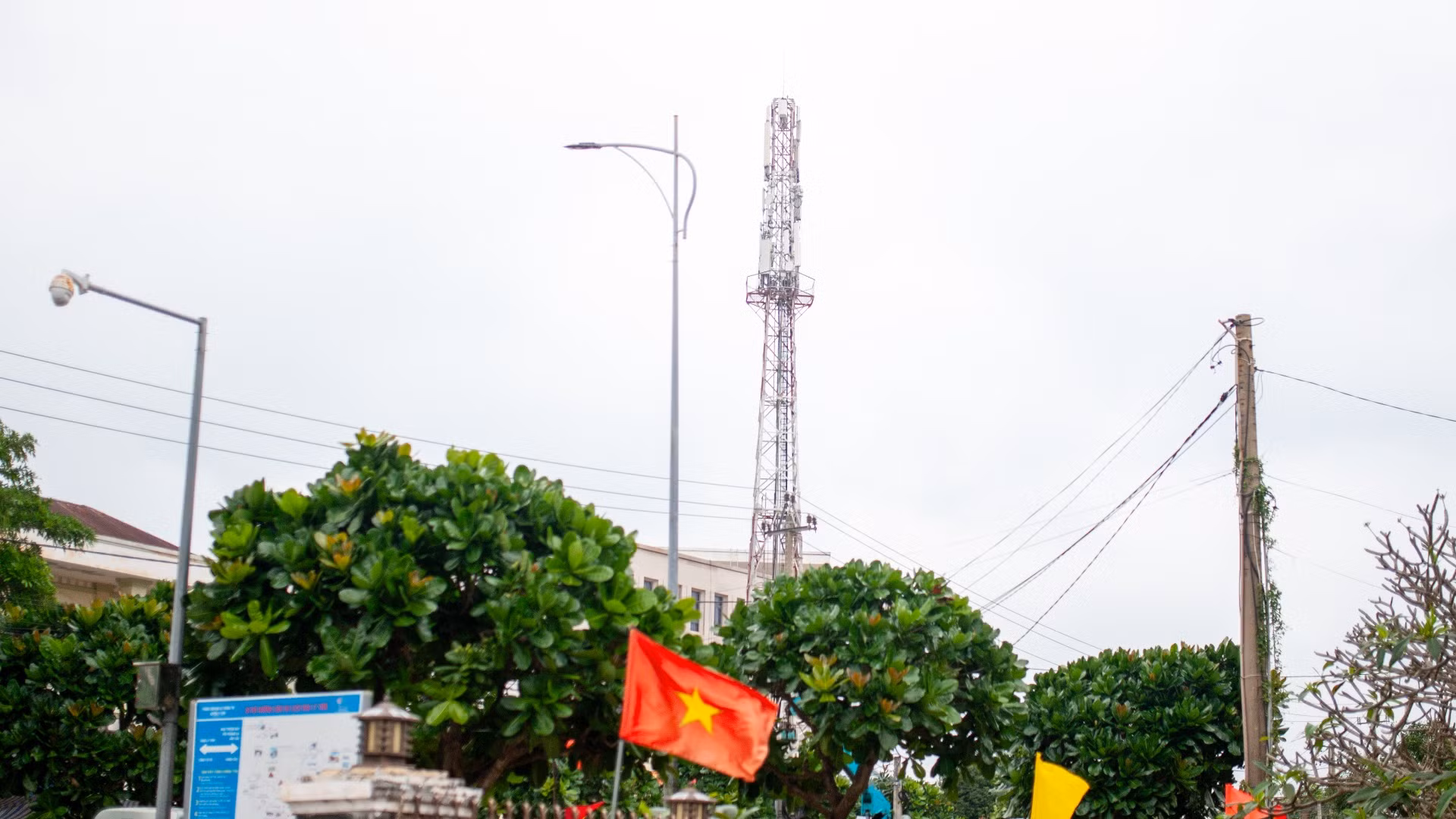 Theo người dân nơi đây, từ khi Lý Sơn có điện, cuộc sống của người dân đã có nhiều thay đổi tích cực, những ngày Tết cũng trở nên đầy đủ hơn. Theo người dân nơi đây, từ khi Lý Sơn có điện, cuộc sống của người dân đã có nhiều thay đổi tích cực, những ngày Tết cũng trở nên đầy đủ hơn.
