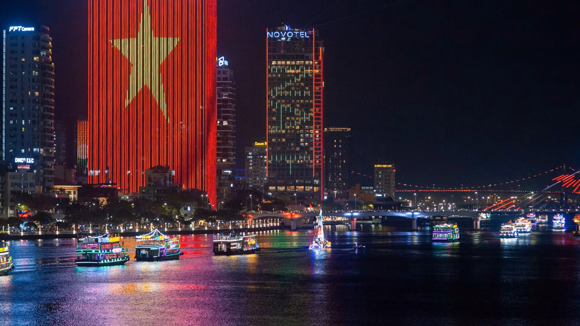 Thuyền hoa diễu hành trên sông Hàn.