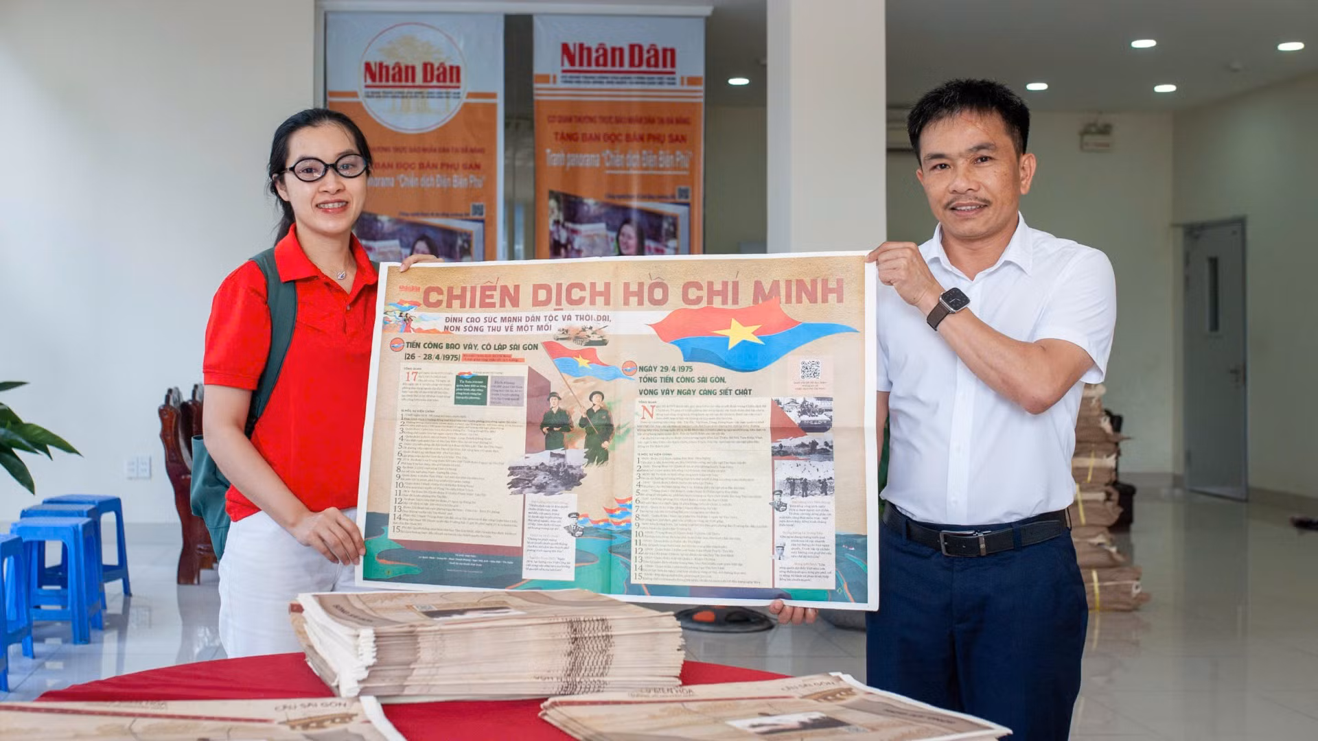 Quyền Trưởng Cơ quan Đại diện Báo Nhân Dân tại miền trung-Tây Nguyên Phan Thái Sơn trao tặng phụ san cho các độc giả tại Đà Nẵng. Quyền Trưởng Cơ quan Đại diện Báo Nhân Dân tại miền trung-Tây Nguyên Phan Thái Sơn trao tặng phụ san cho các độc giả tại Đà Nẵng.