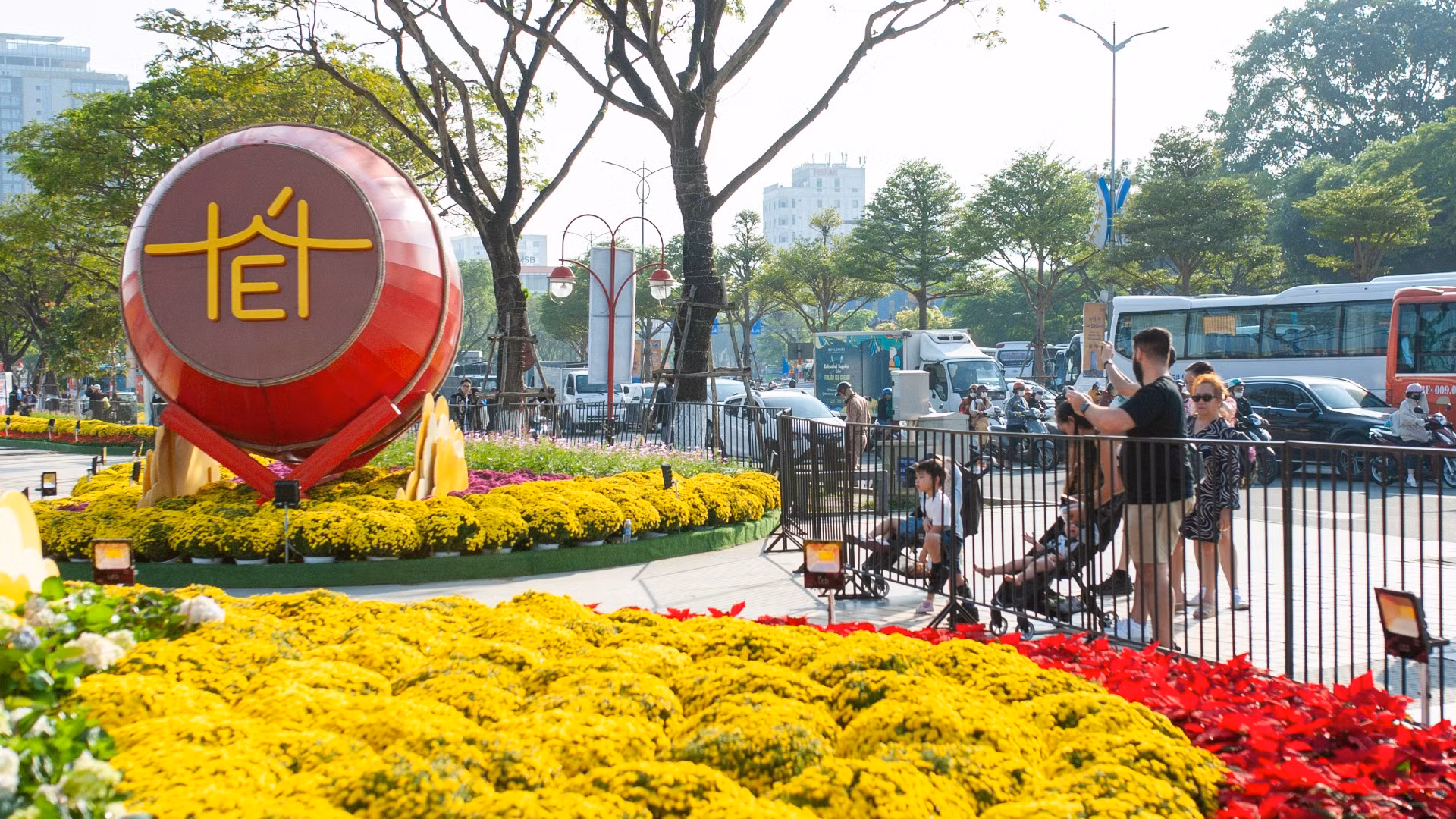 Không gian đường hoa Bạch Đằng thu hút nhiều du khách. Không gian đường hoa Bạch Đằng thu hút nhiều du khách.