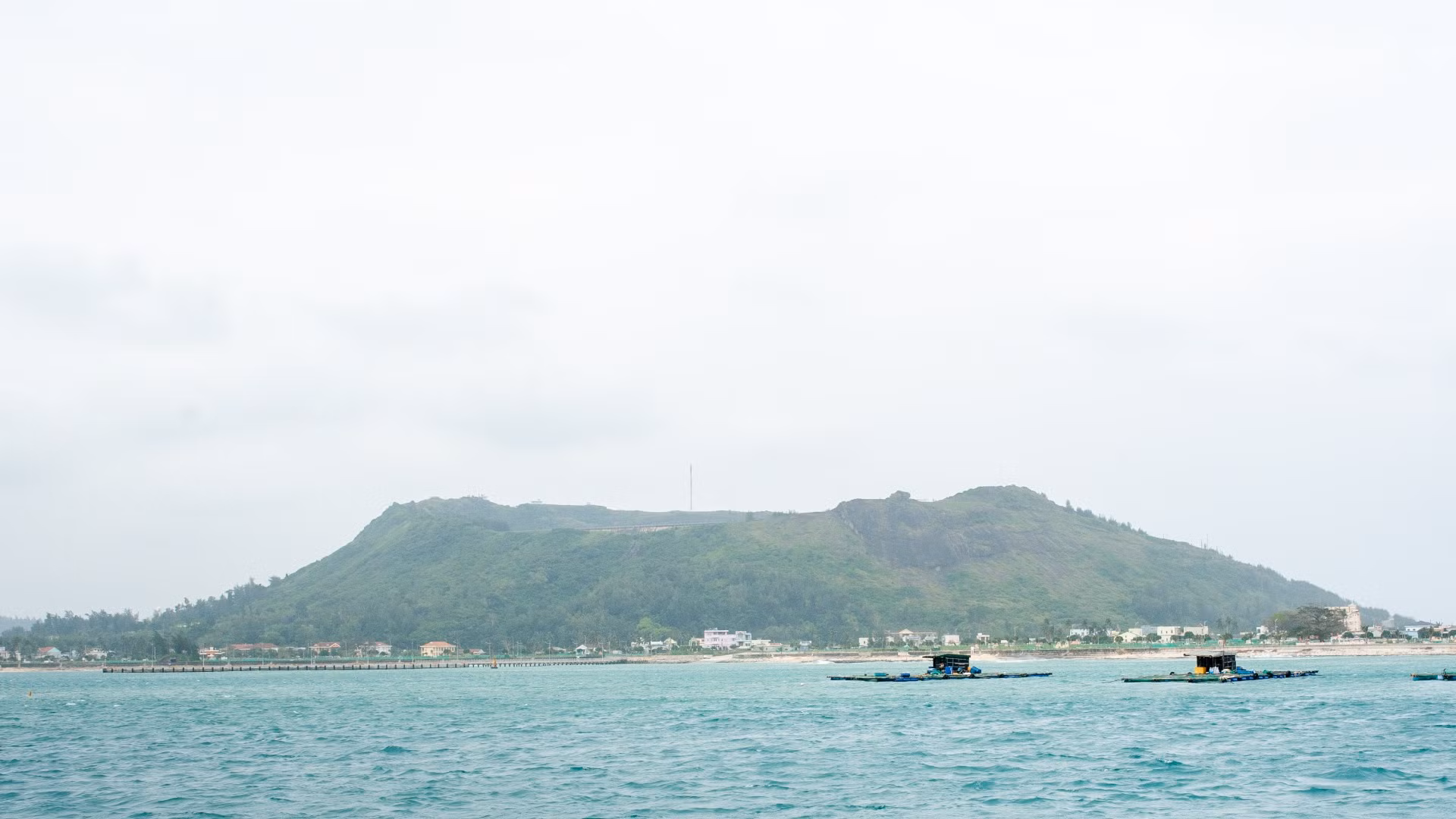 Đảo Lý Sơn nhìn từ phía biển.
